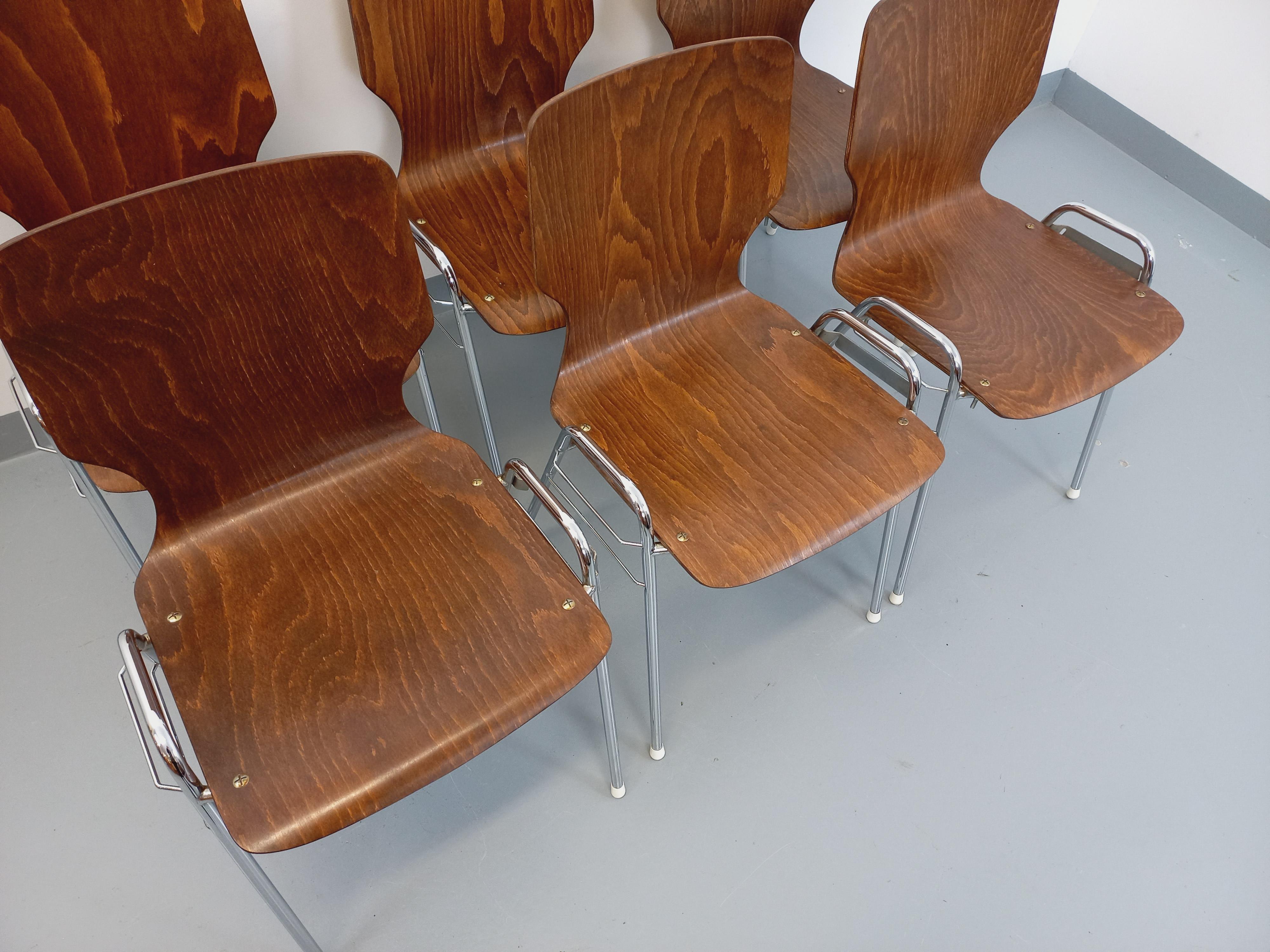 Suite de 6 chaises empilables vintage Arbois de marque Baumann en bois et métal 12