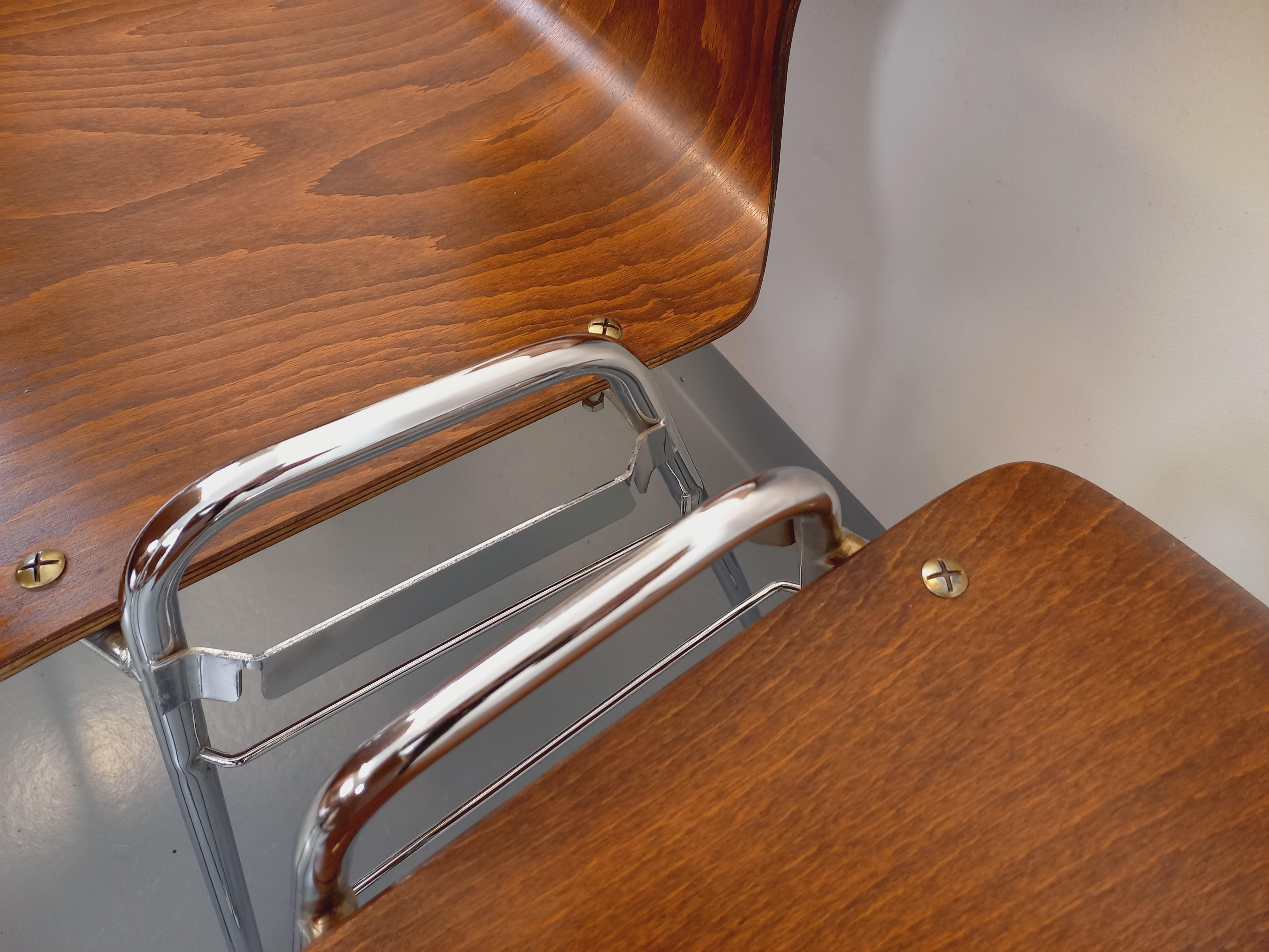 6 chaises empilables Baumann, en bois courbé et piètement en métal tubulaire chromé avec embouts blancs, modèle Arbois produit dans les années 70, superbe design similaire au style Pagholz, également dans le style des chaises de Arne Jacobsen pour
