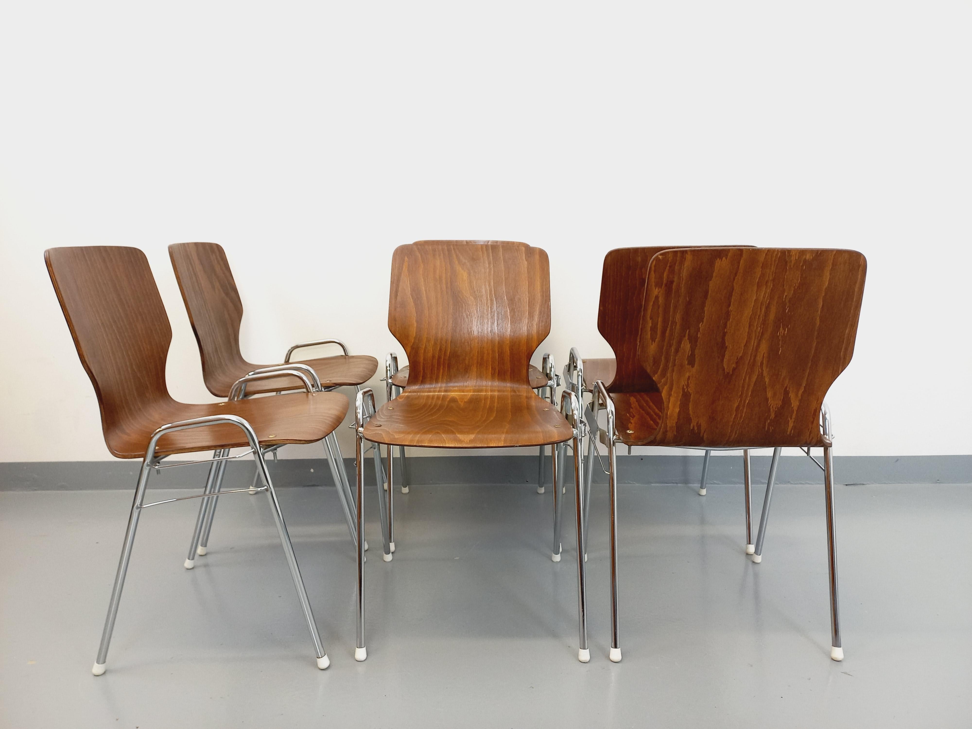 6 chaises empilables Baumann, en bois courbé et piètement en métal tubulaire chromé avec embouts blancs, modèle Arbois produit dans les années 70, superbe design similaire au style Pagholz, également dans le style des chaises de Arne Jacobsen pour