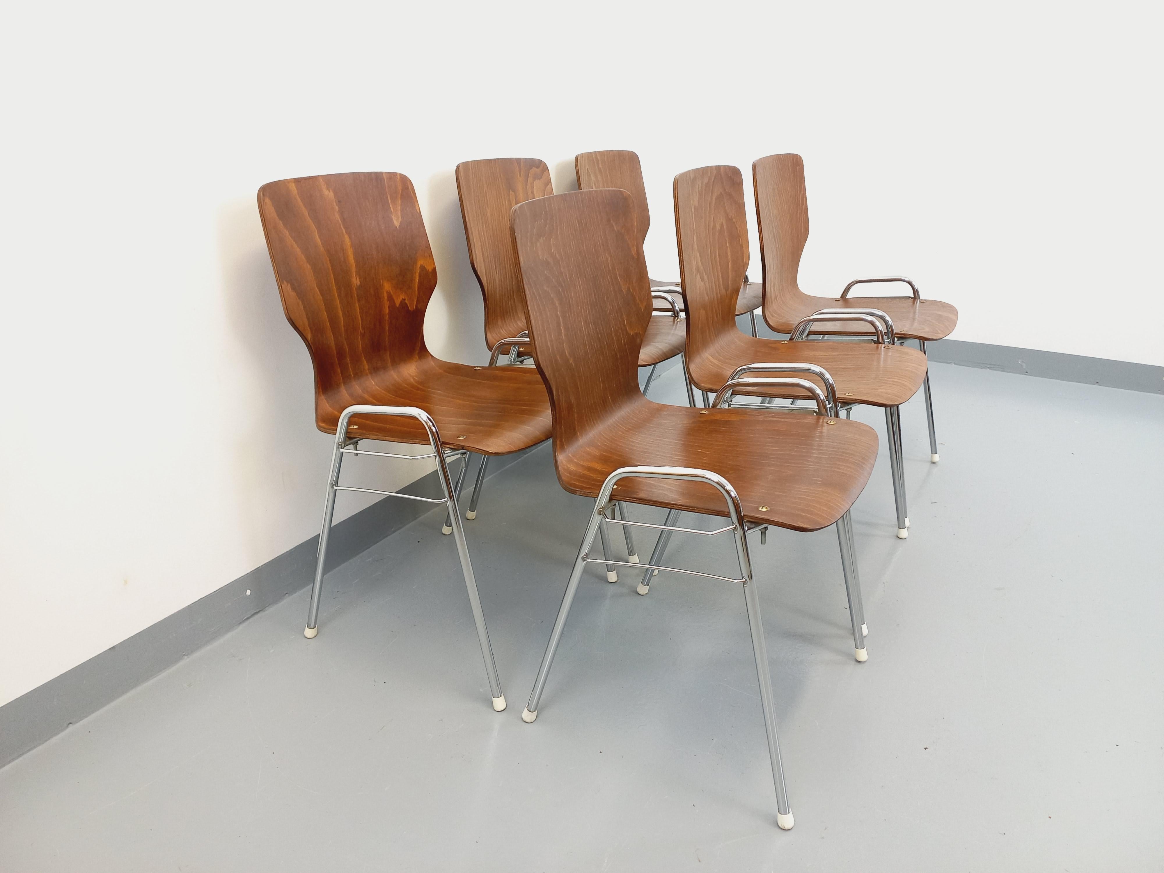Suite de 6 chaises empilables vintage Arbois de marque Baumann en bois et métal 13