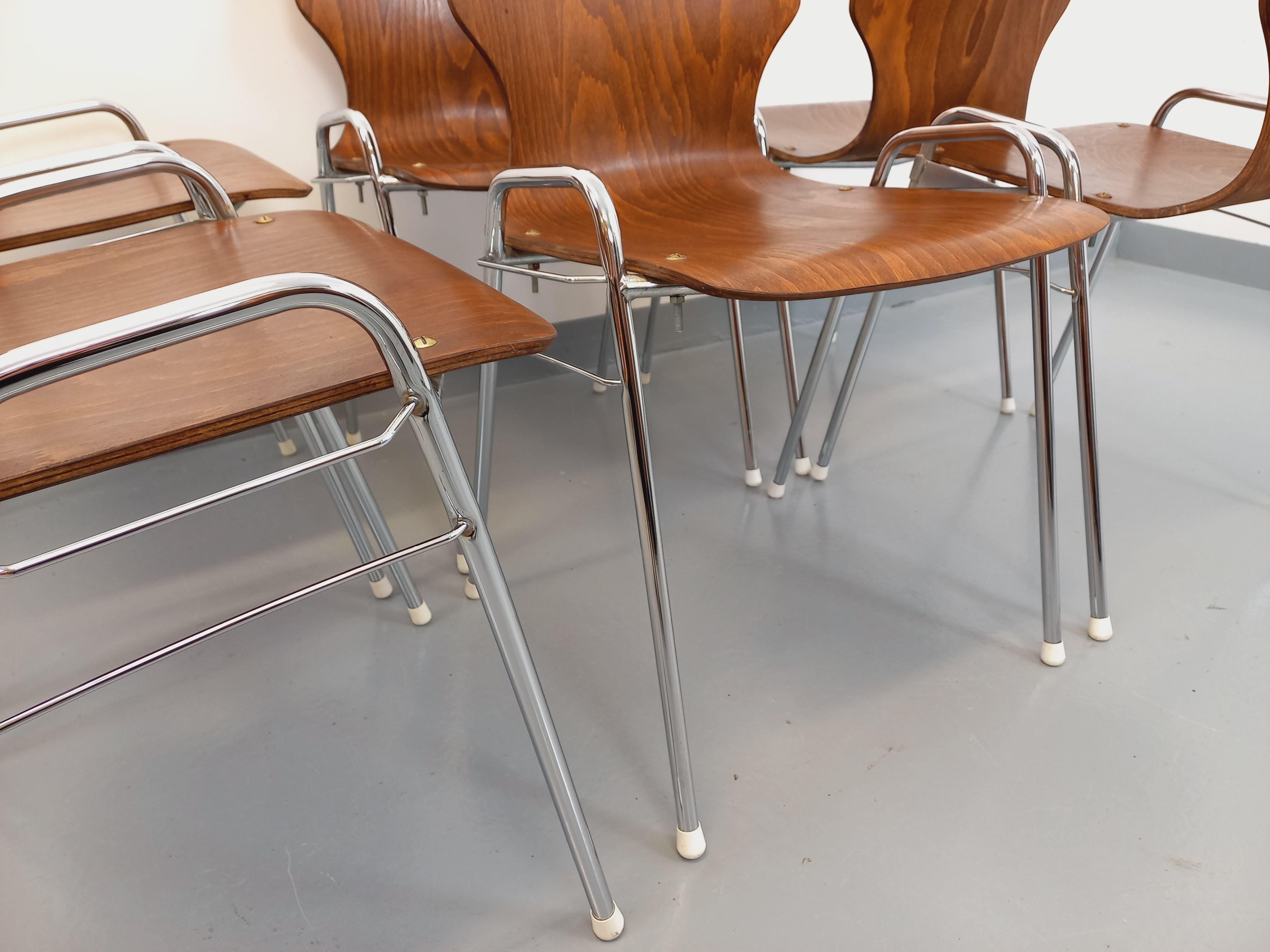 Mid-Century Modern Suite de 6 chaises empilables vintage Arbois de marque Baumann en bois et métal
