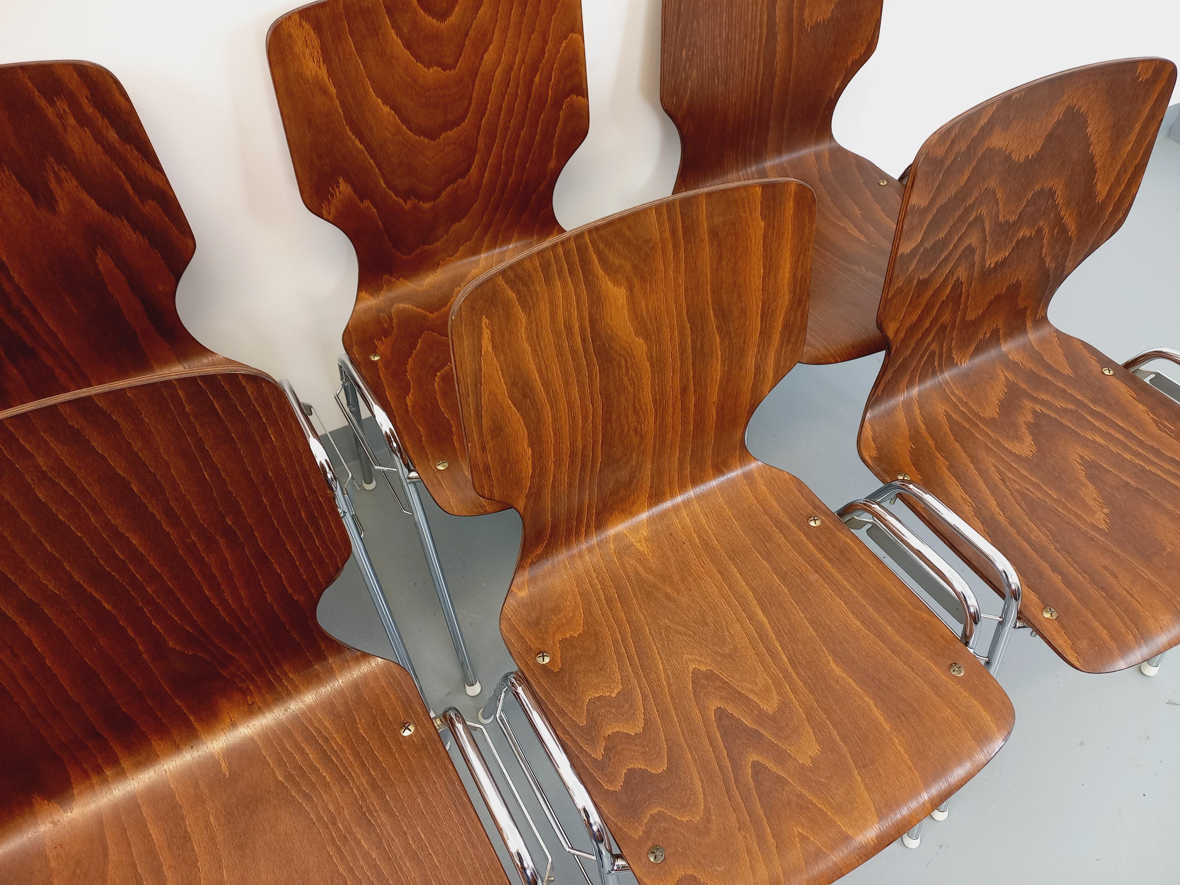 Suite de 6 chaises empilables vintage Arbois de marque Baumann en bois et métal In Good Condition In BESANÇON, FR