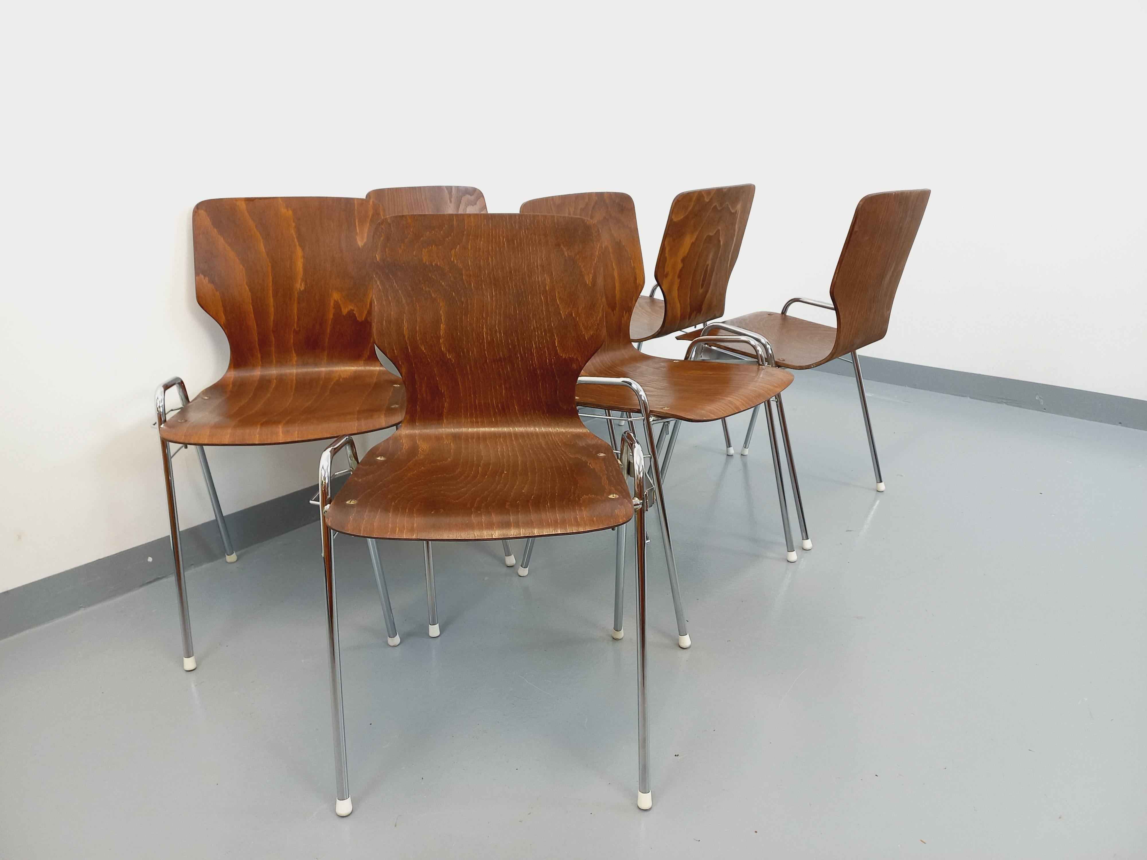 Late 20th Century Suite de 6 chaises empilables vintage Arbois de marque Baumann en bois et métal