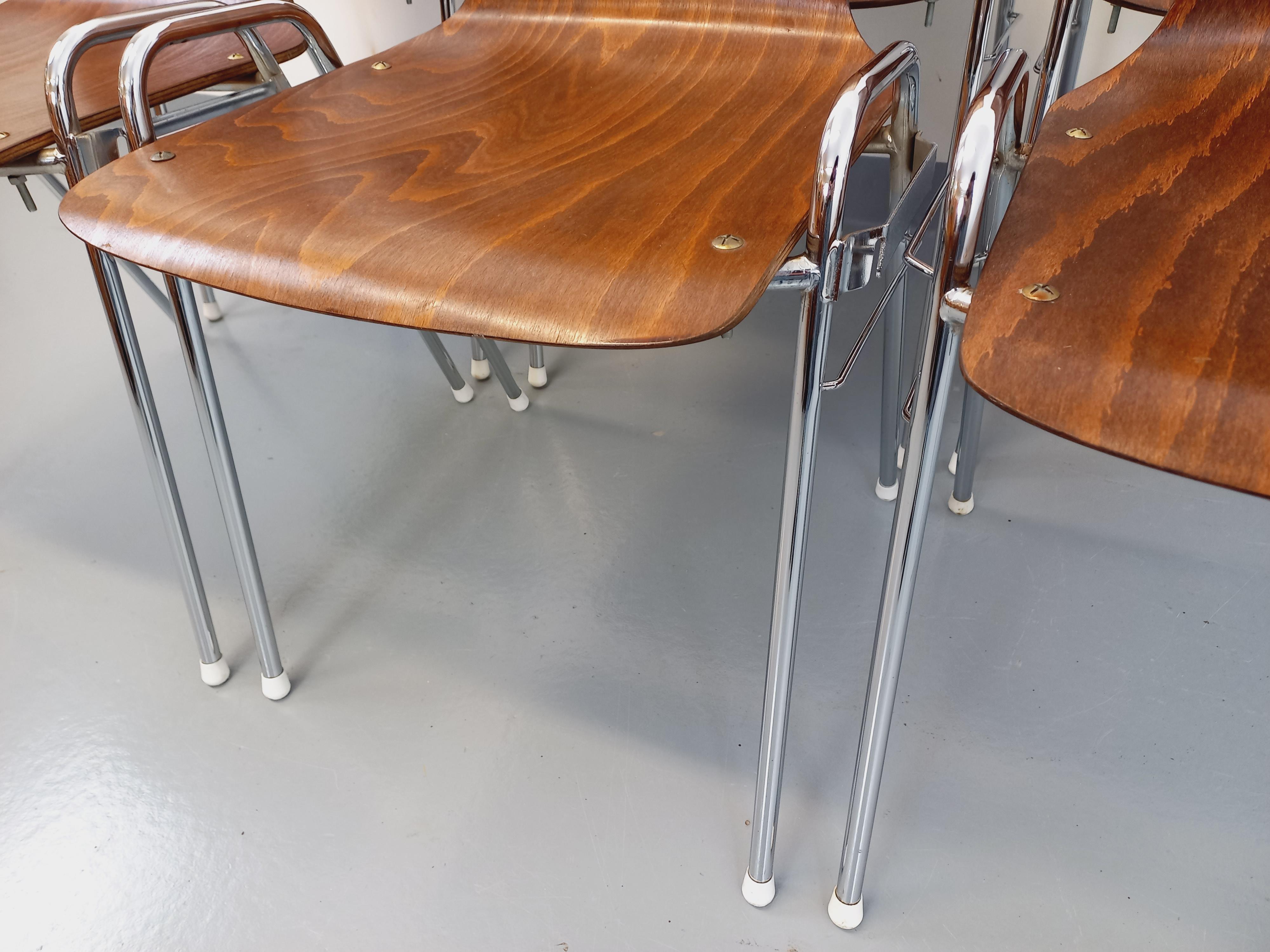 Late 20th Century Suite de 6 chaises empilables vintage Arbois de marque Baumann en bois et métal