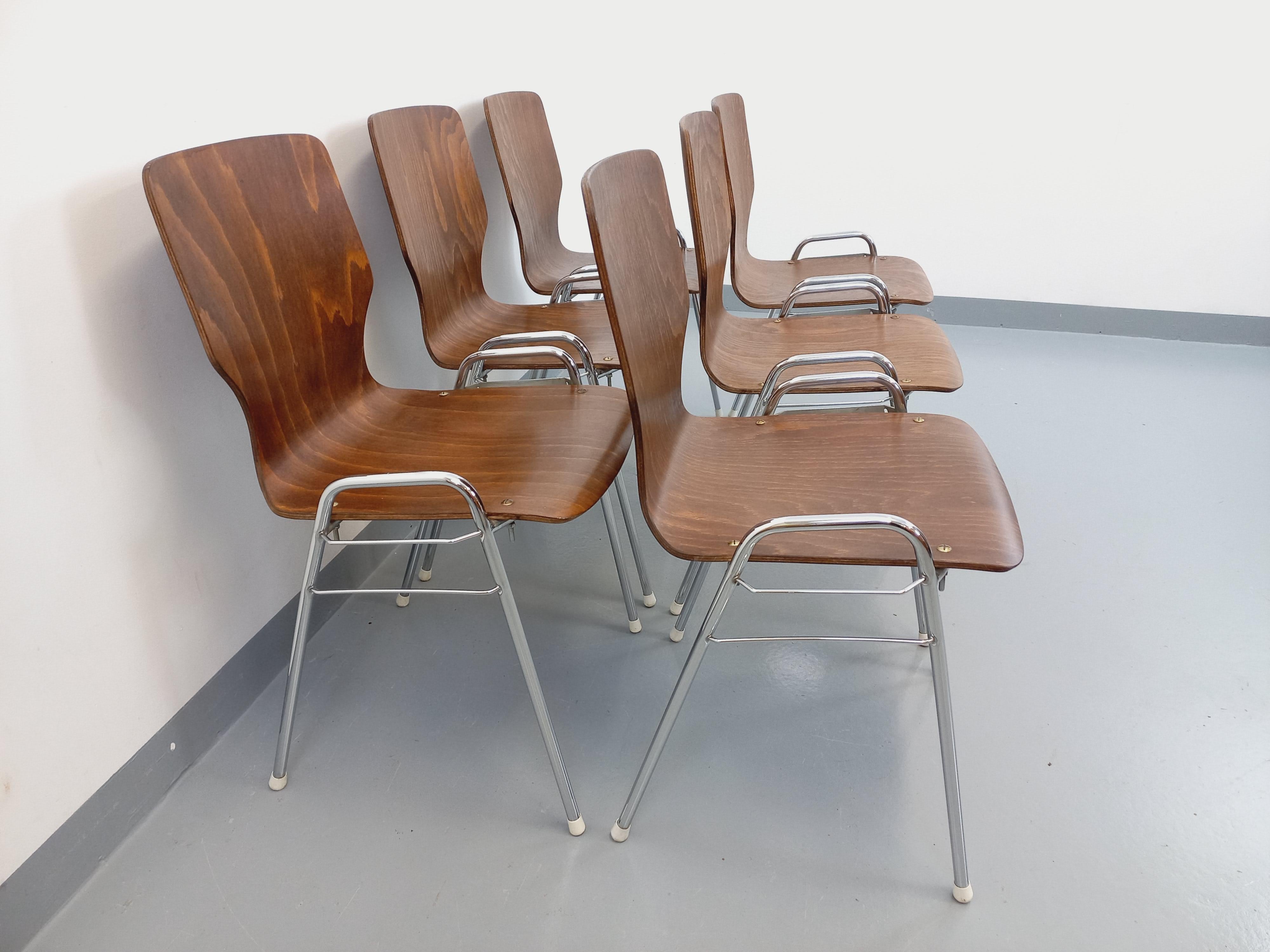 Metal Suite de 6 chaises empilables vintage Arbois de marque Baumann en bois et métal