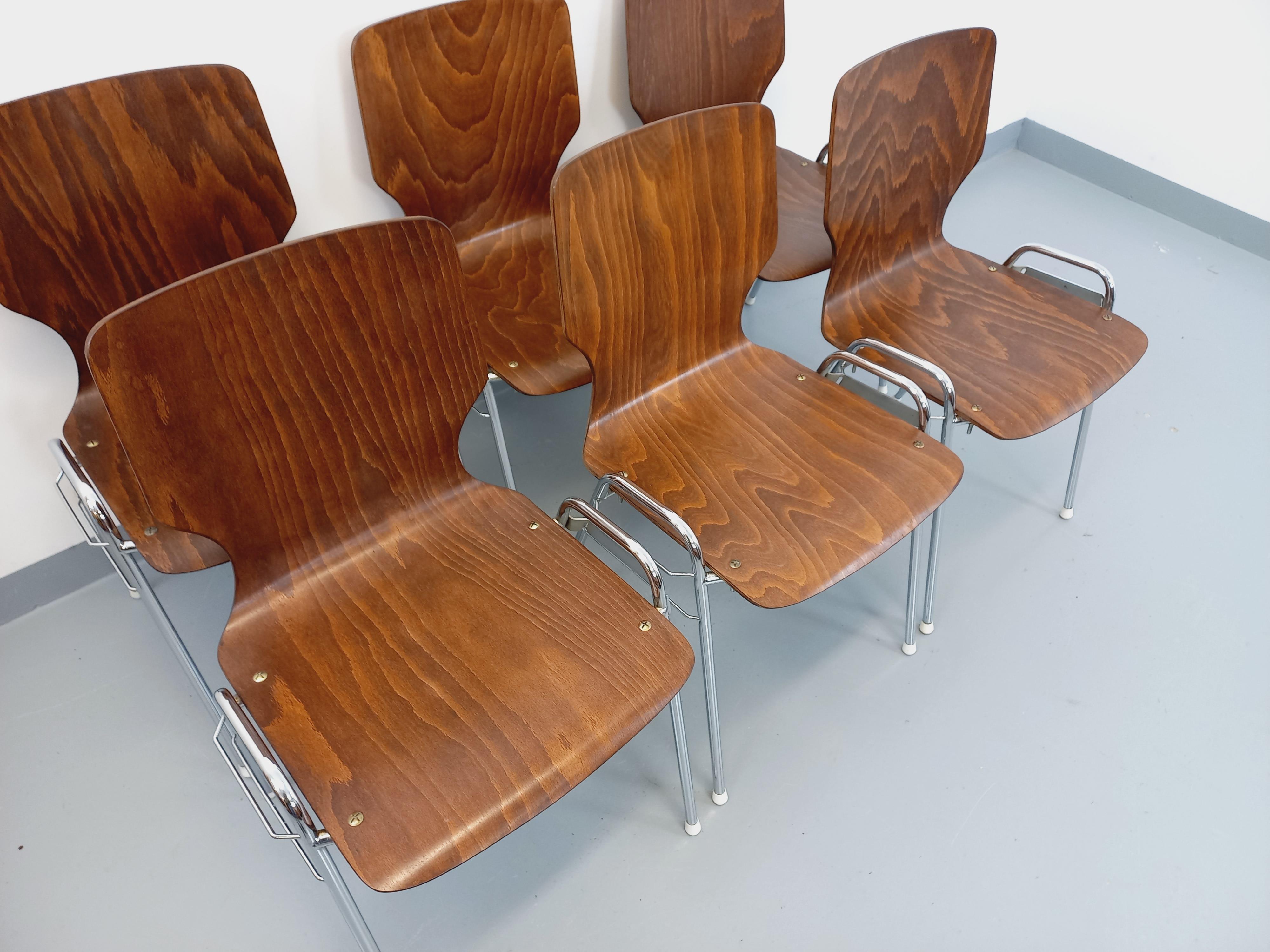 Metal Suite de 6 chaises empilables vintage Arbois de marque Baumann en bois et métal