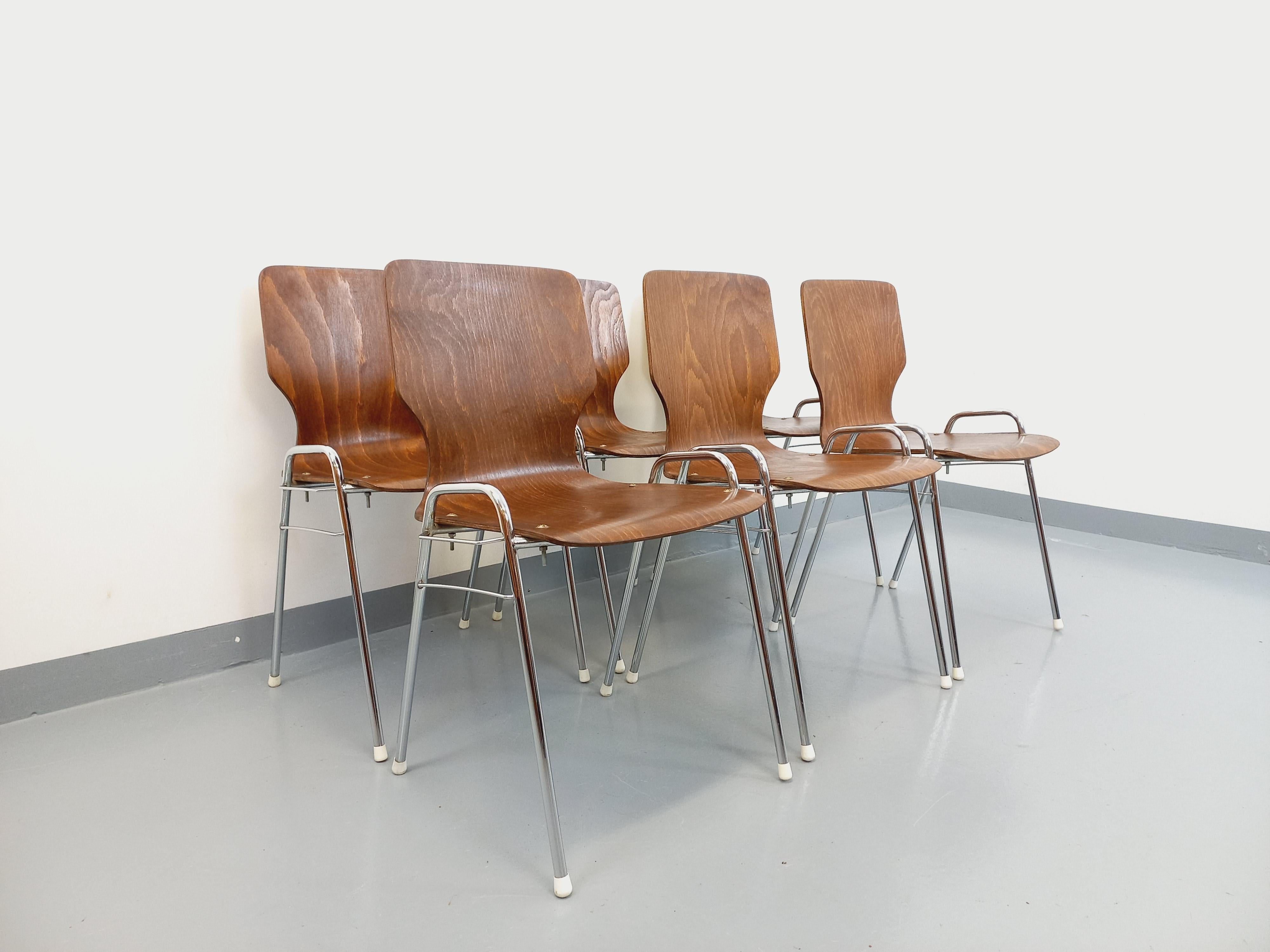 Suite de 6 chaises empilables vintage Arbois de marque Baumann en bois et métal 1
