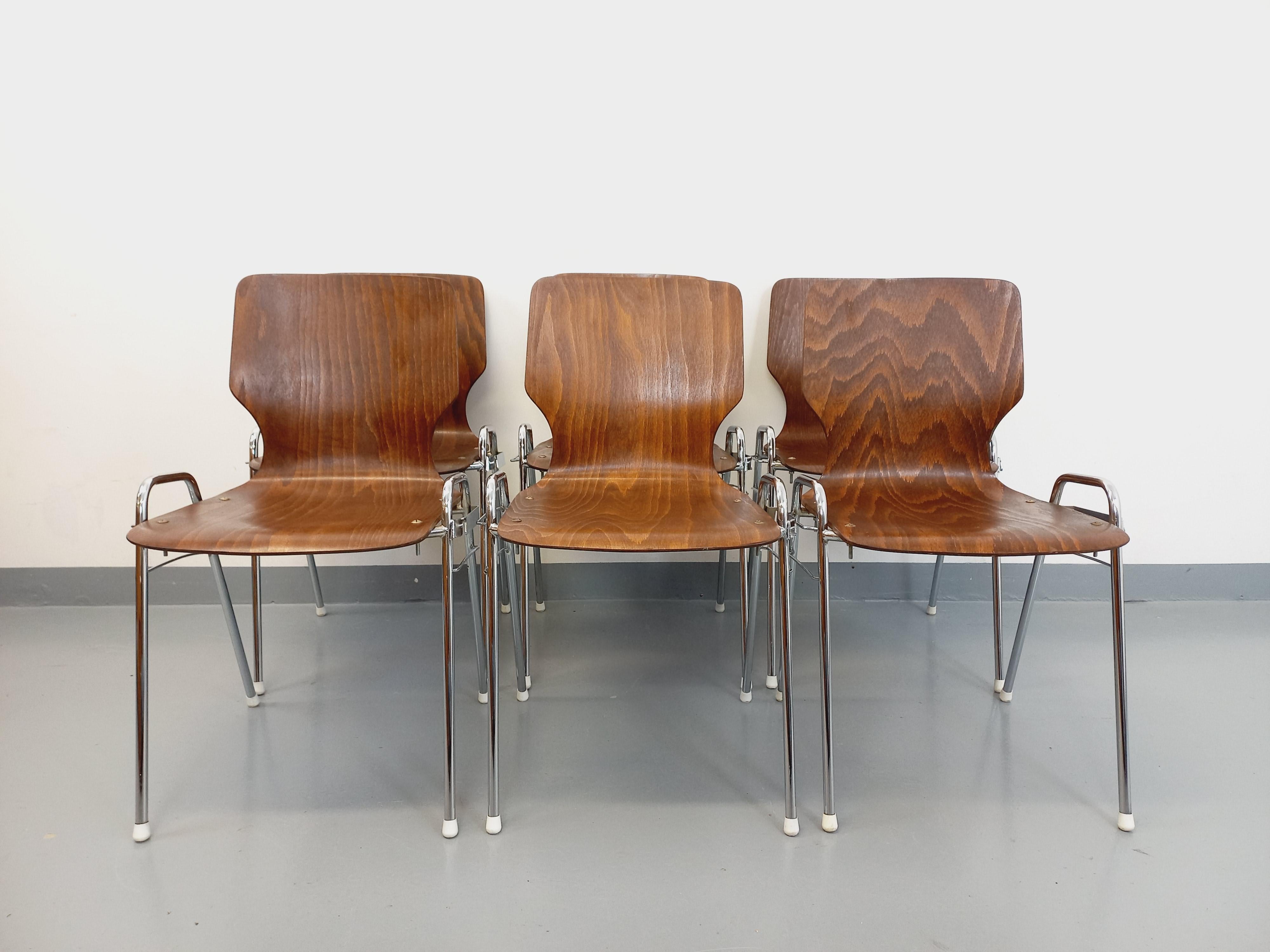 Suite de 6 chaises empilables vintage Arbois de marque Baumann en bois et métal 1
