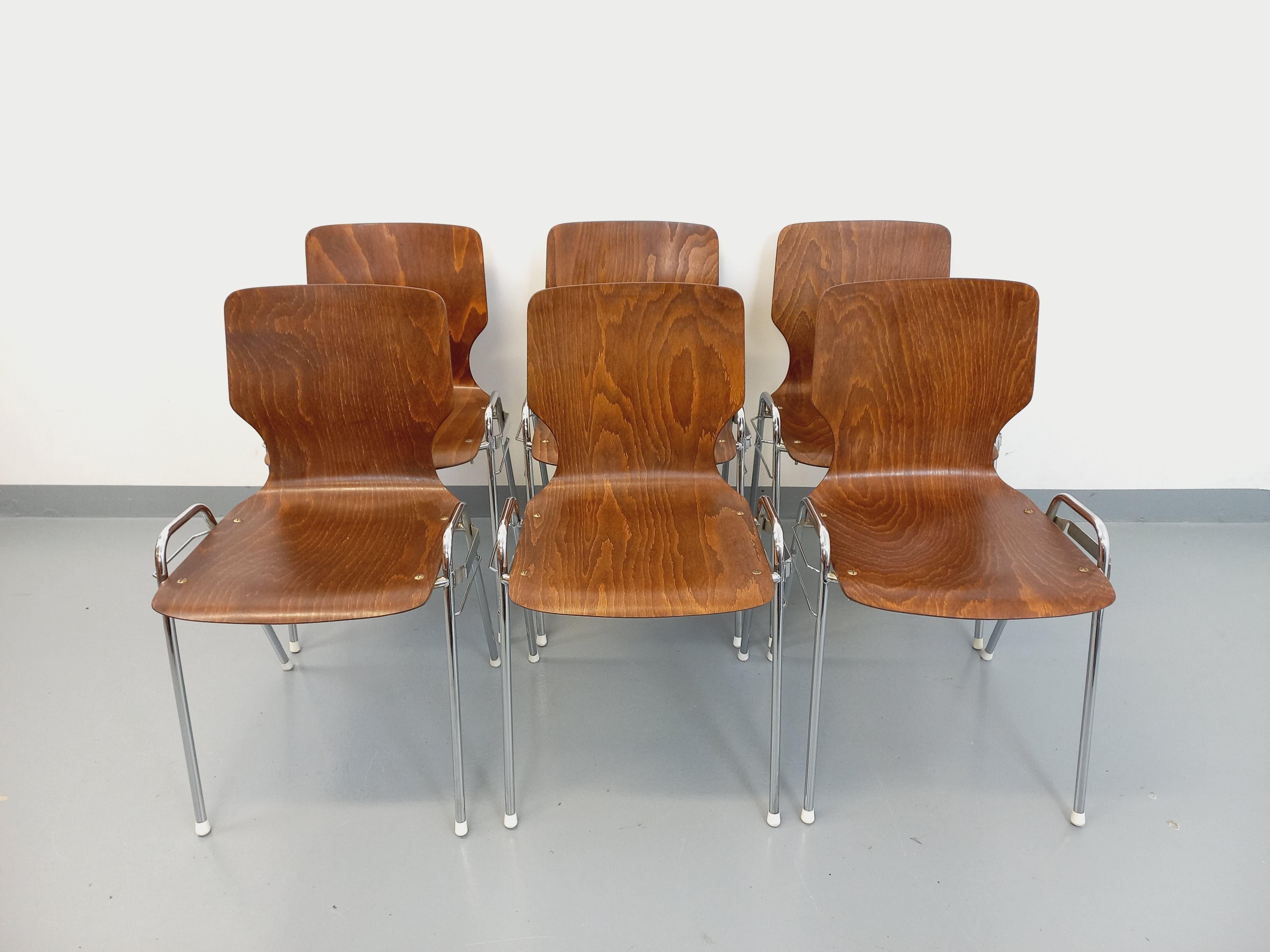 Suite de 6 chaises empilables vintage Arbois de marque Baumann en bois et métal 2