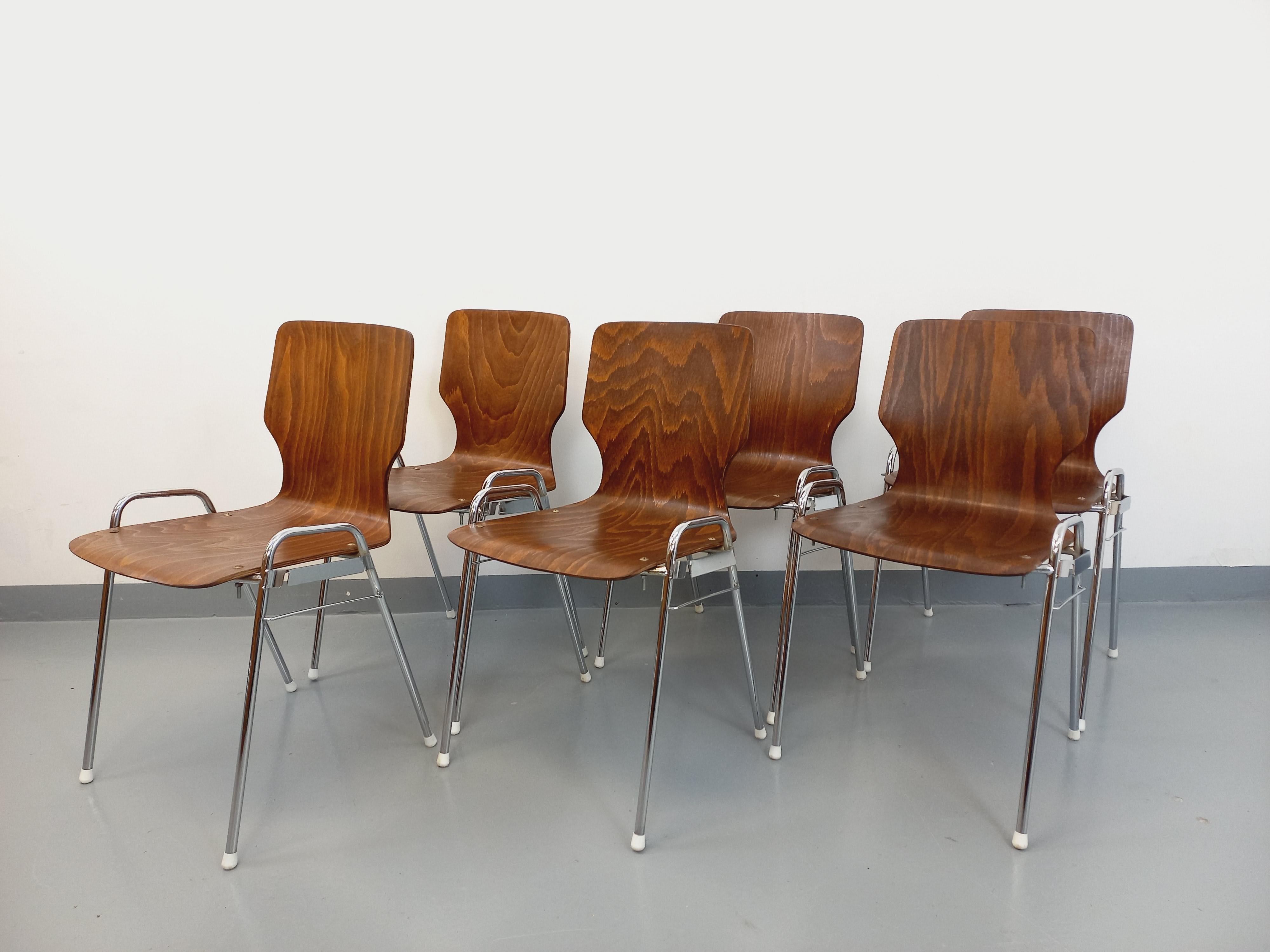 Suite de 6 chaises empilables vintage Arbois de marque Baumann en bois et métal 2