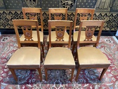 Suite de 6 chaises Empire – Bois fruitier – Dossier lyre sculpté – Début XIXe