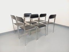 Suite de 6 chaises italiennes empilables vintage en métal chromé et skai noir