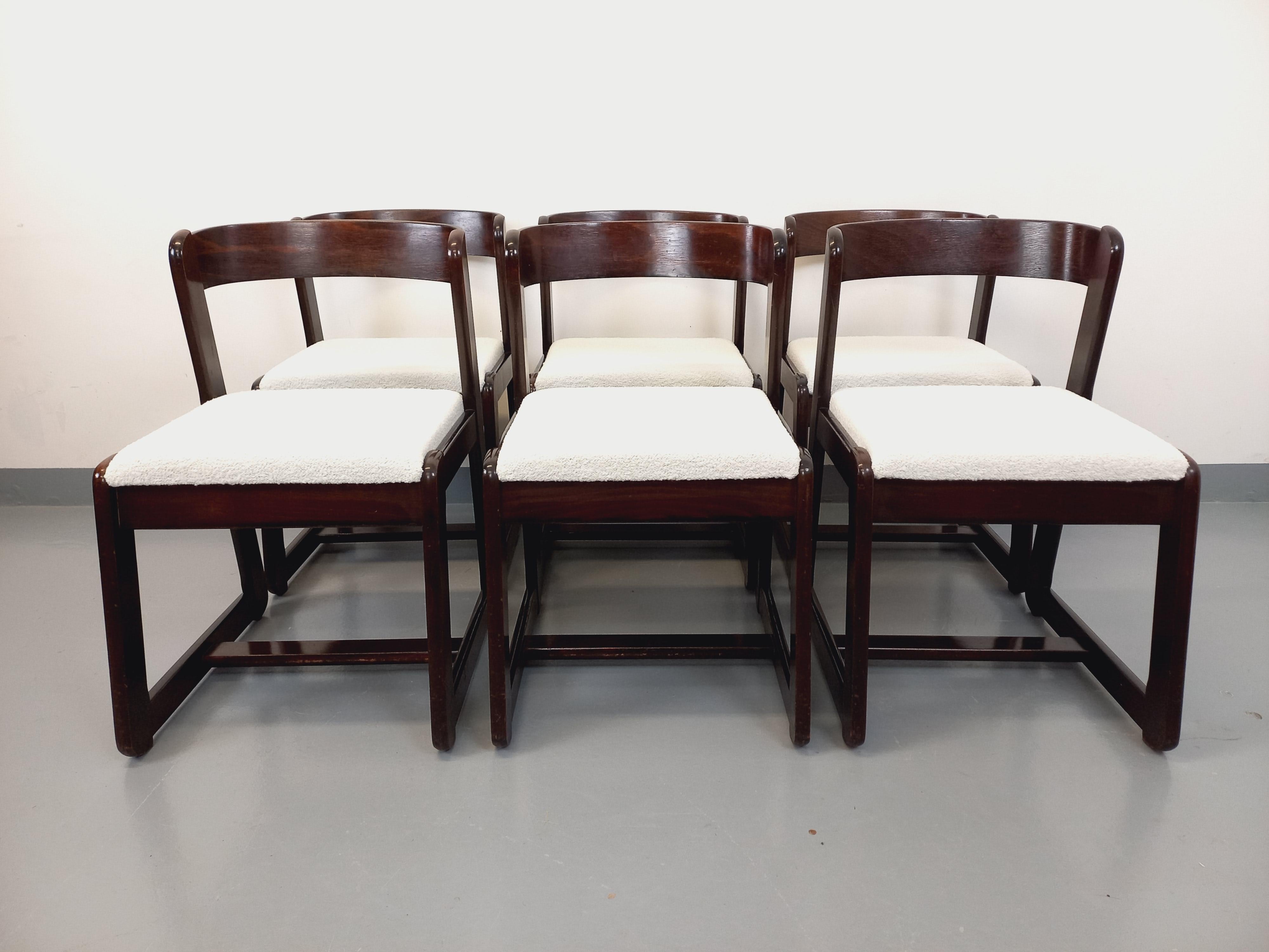 6 chaises vintage des années 70, superbe design italien attribué à Willy Rizzo pour Mario Sabot, structure et dossiers en bois foncé, assises amovibles totalement rénovées en très joli tissu bouclette blanc, confort ferme, bon état général avec