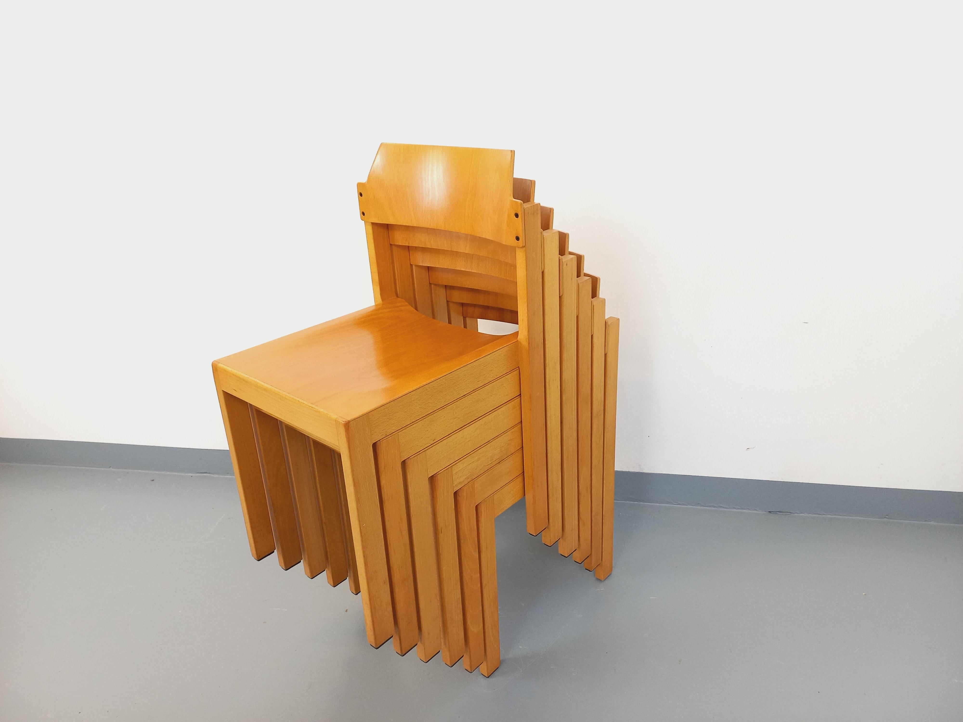Suite de 6 chaises minimalistes empilables vintage Schlapp Mobel en hêtre 3