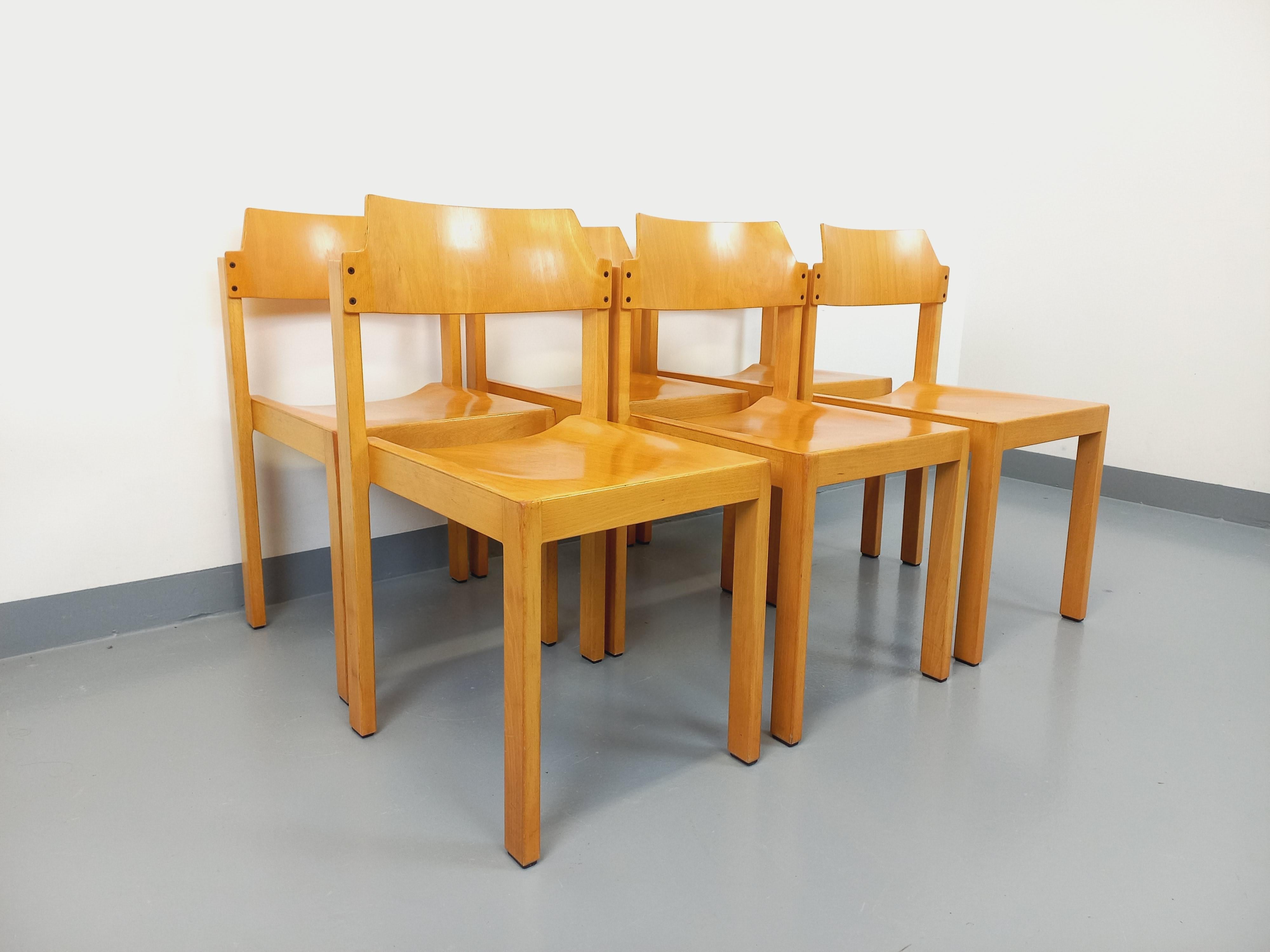 Suite de 6 chaises minimalistes empilables vintage Schlapp Mobel en hêtre 4