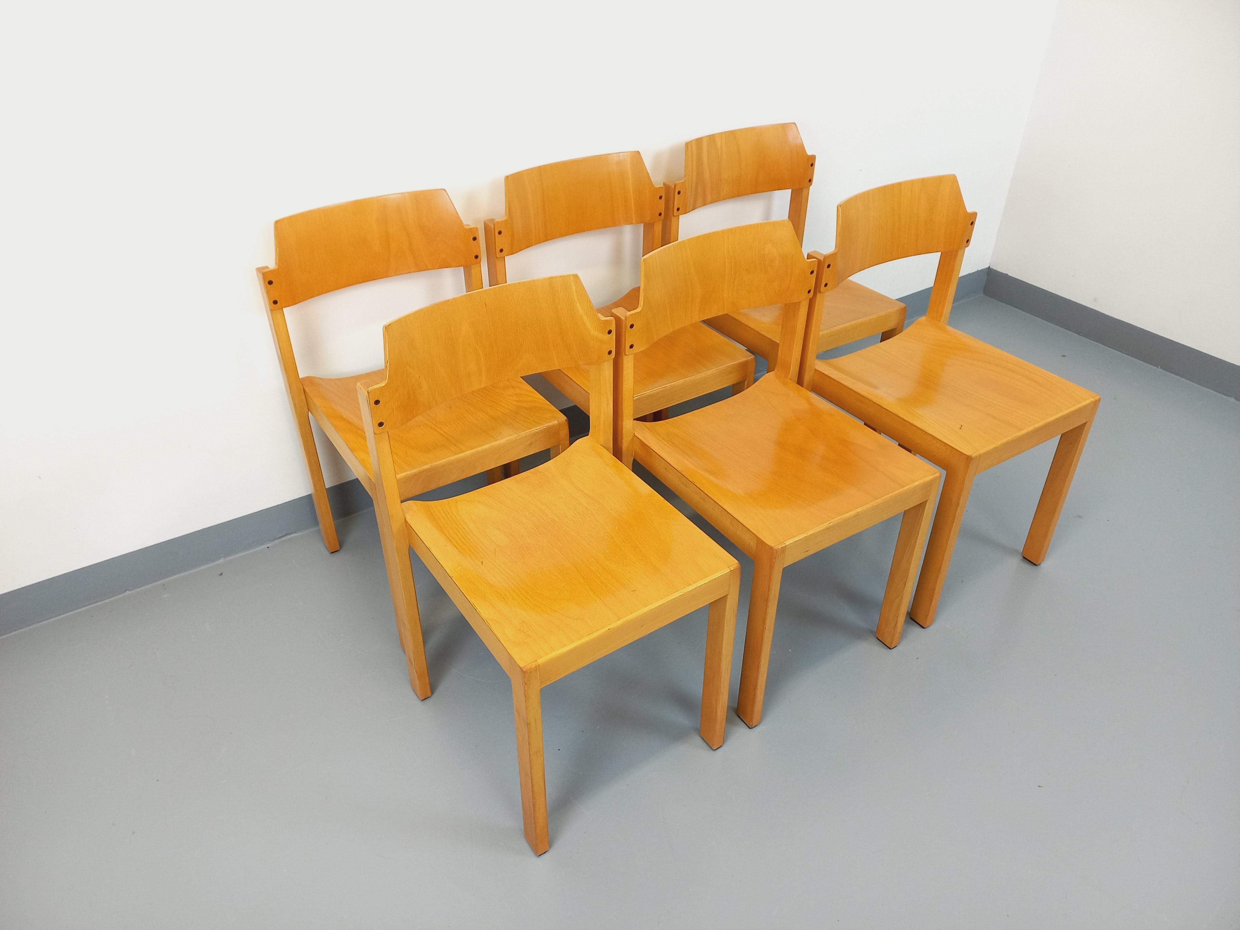 Suite de 6 chaises minimalistes empilables vintage Schlapp Mobel en hêtre 5