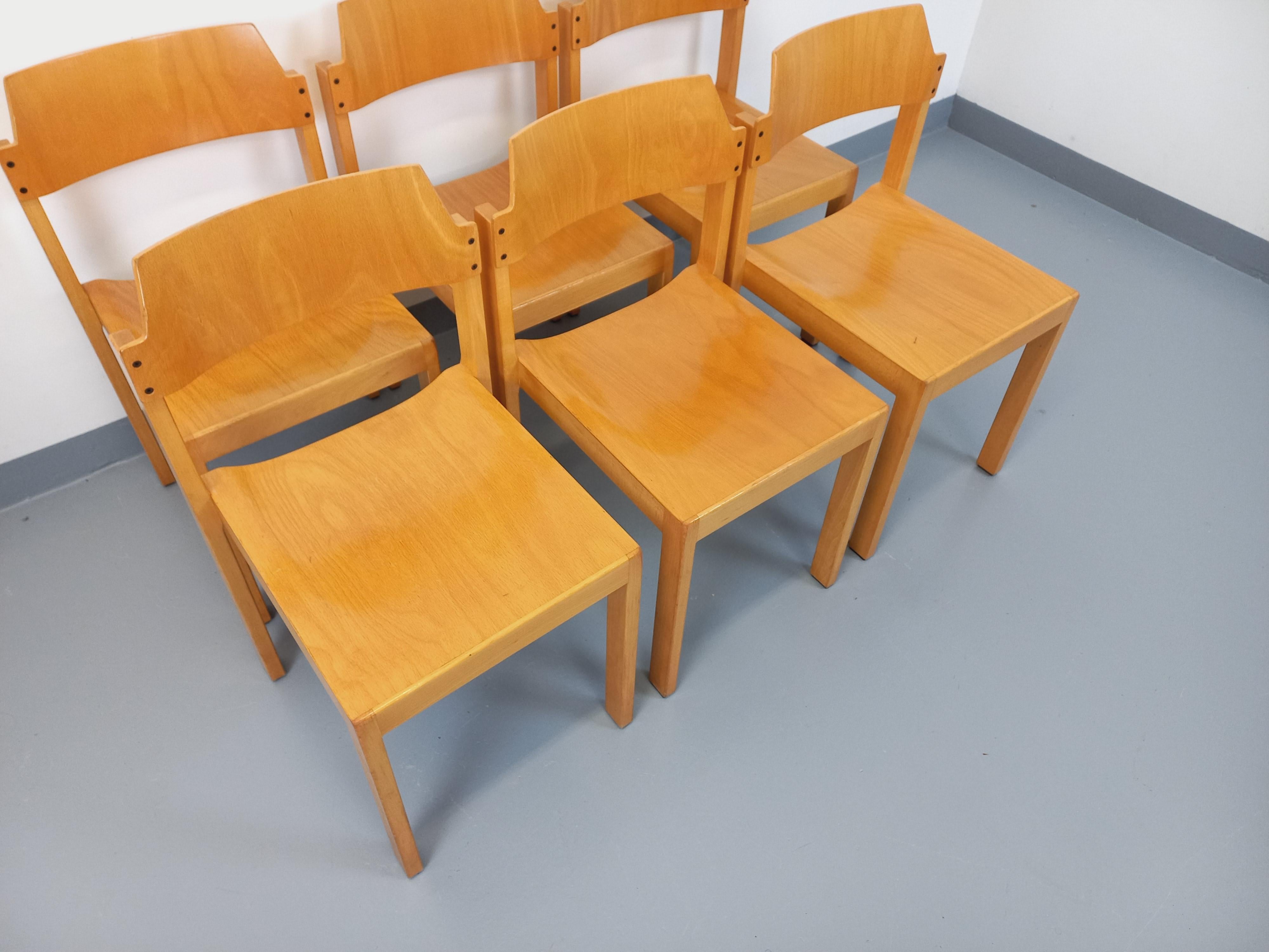 Suite de 6 chaises minimalistes empilables vintage Schlapp Mobel en hêtre 6