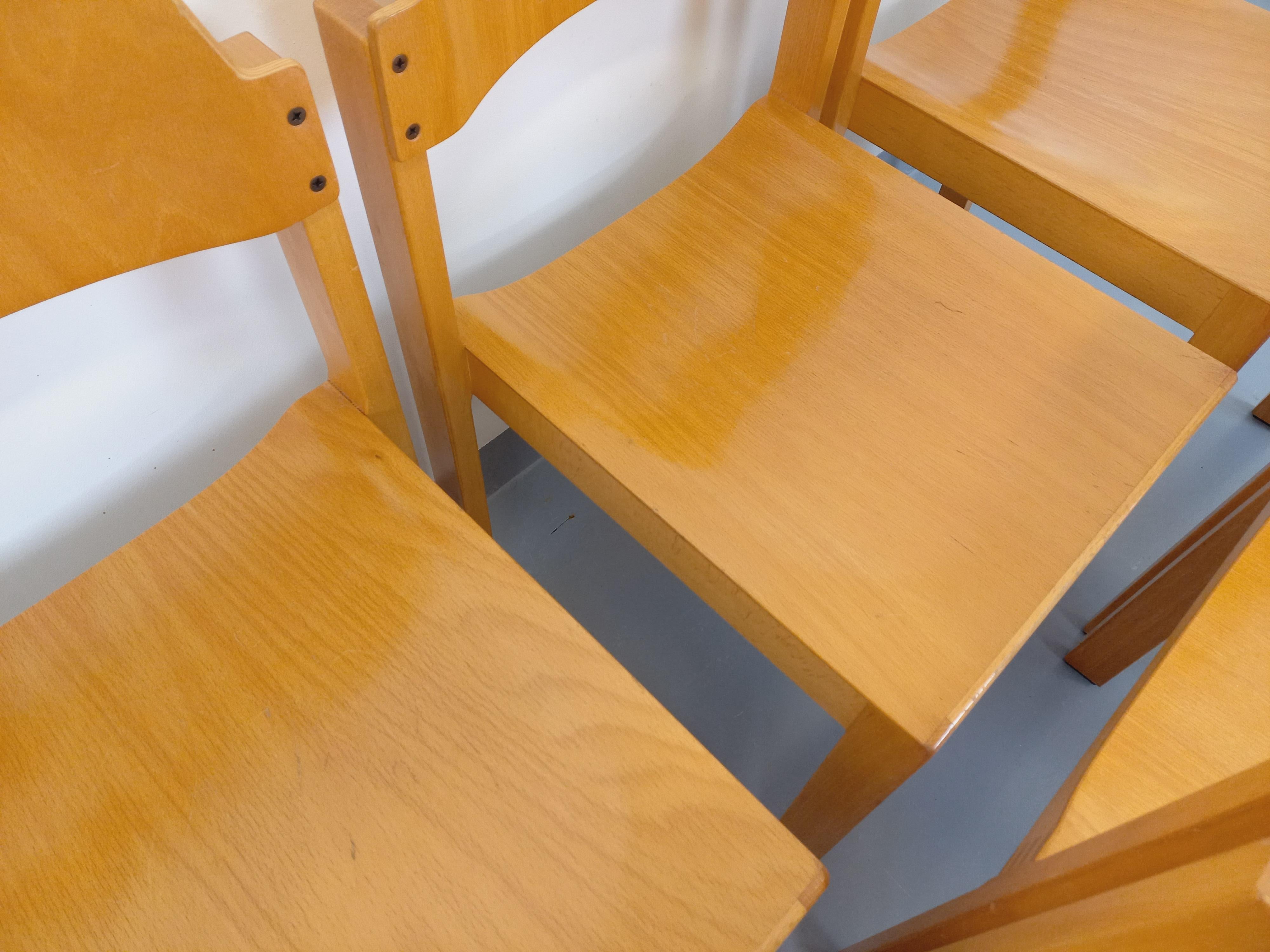 Suite de 6 chaises minimalistes empilables vintage Schlapp Mobel en hêtre 9
