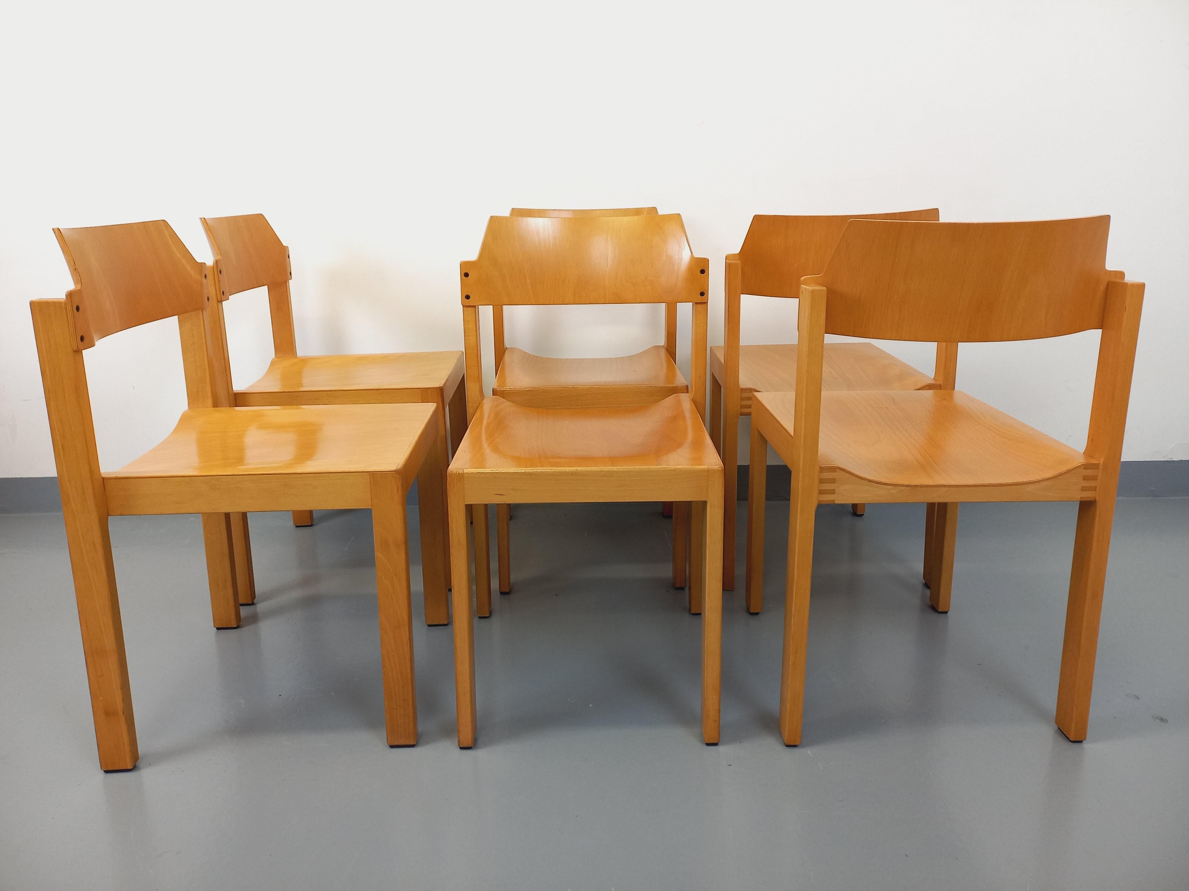 Suite de 6 chaises minimalistes empilables vintage Schlapp Mobel en hêtre 10