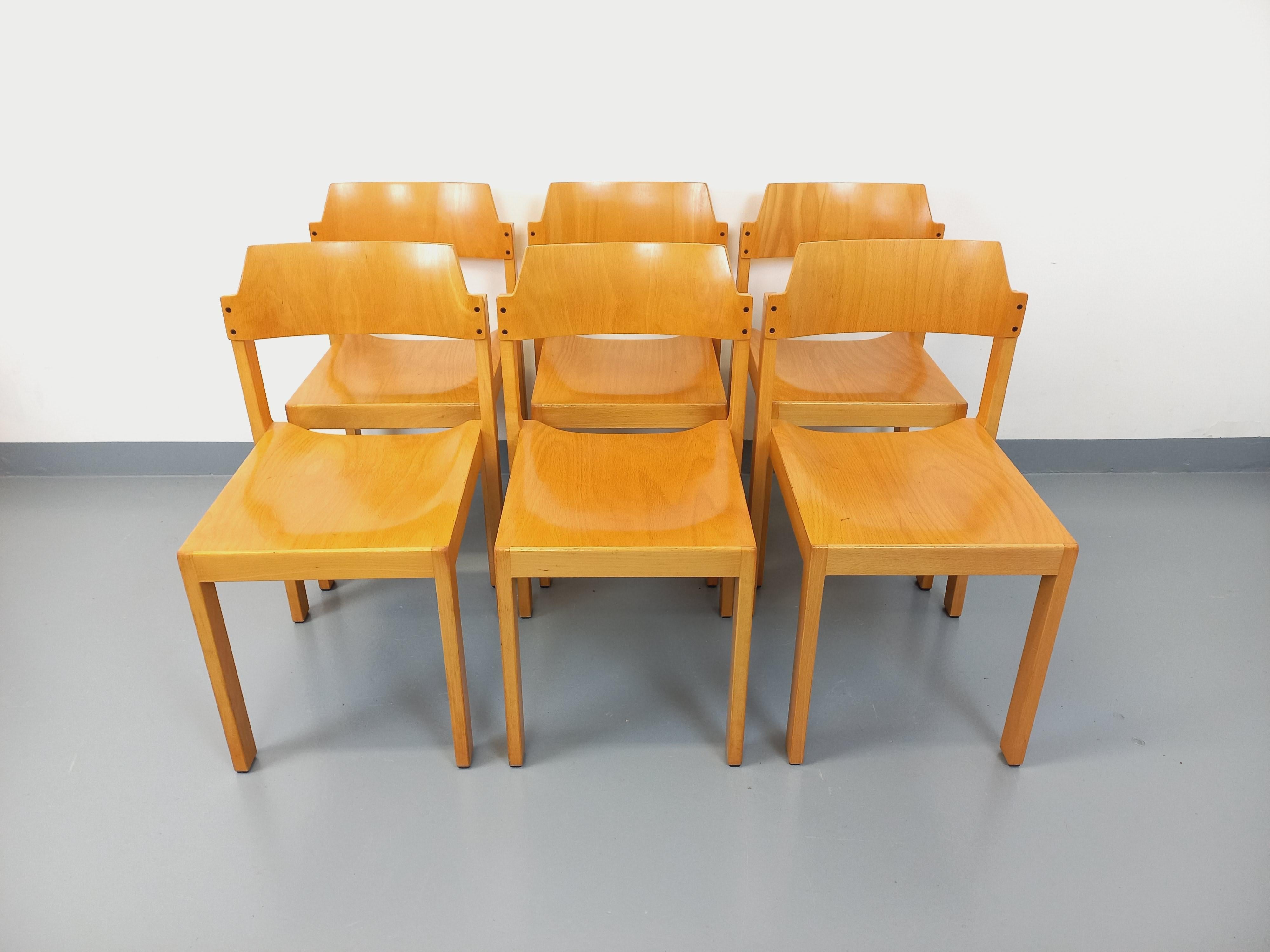 6 chaises empilables vintage des années 70, style scandinave, design du fabricant allemand Schlapp Mobel, dans le goût minimaliste de Clive Bacon, joli travail en courbes des dossiers et assises. Structure, dossiers et assises en bois de hêtre