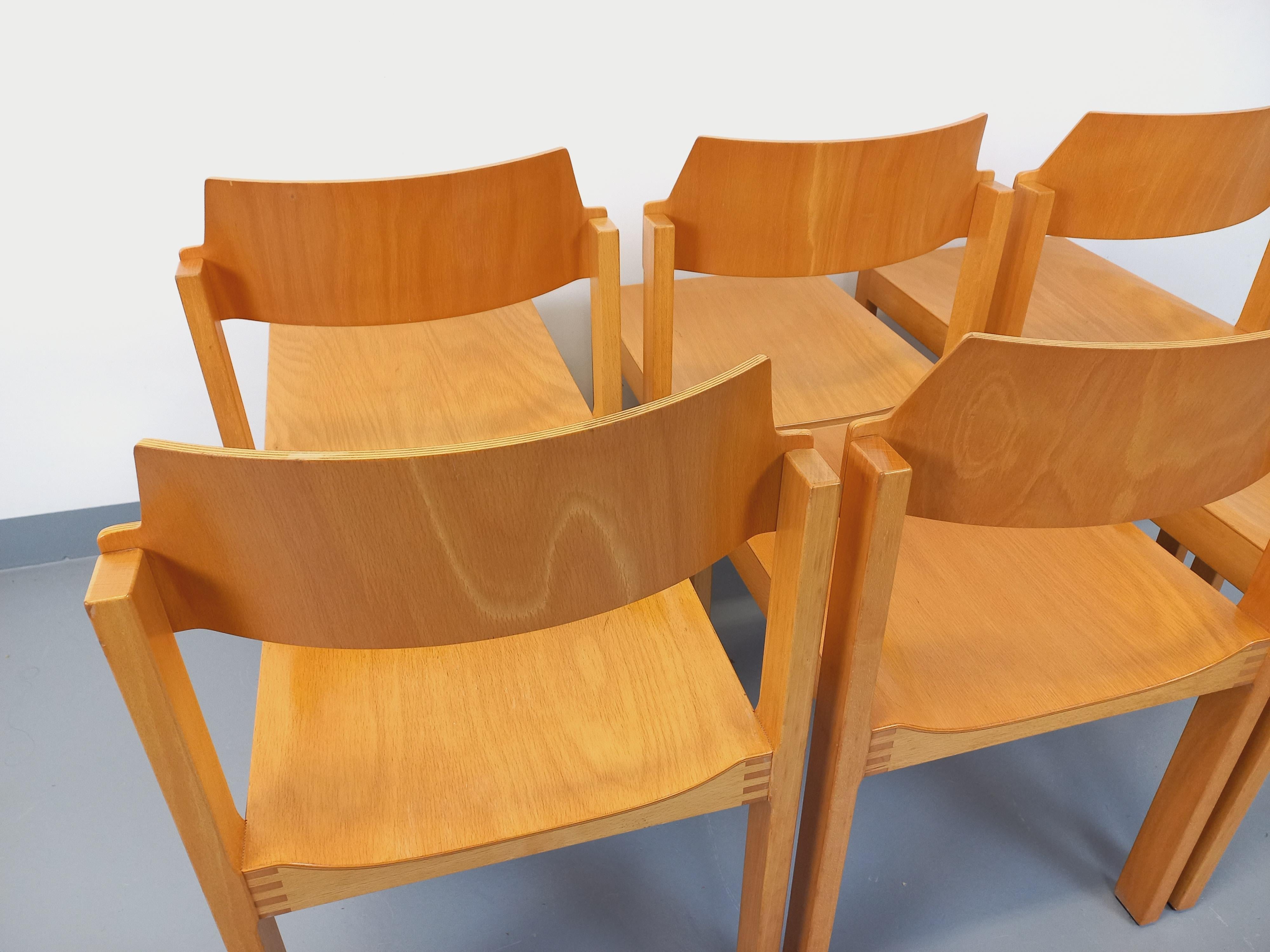 Suite de 6 chaises minimalistes empilables vintage Schlapp Mobel en hêtre 13