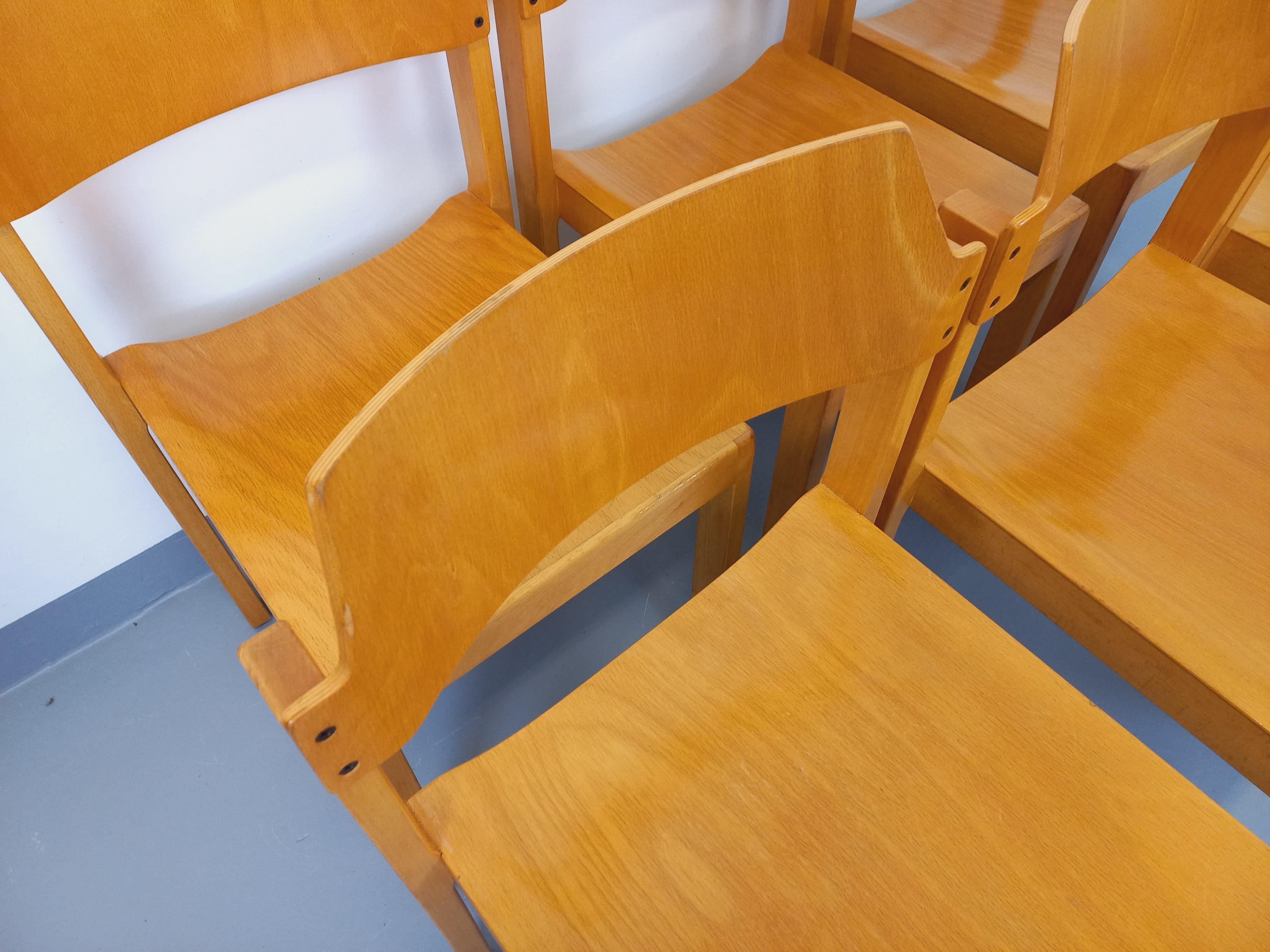 Suite de 6 chaises minimalistes empilables vintage Schlapp Mobel en hêtre In Good Condition In BESANÇON, FR