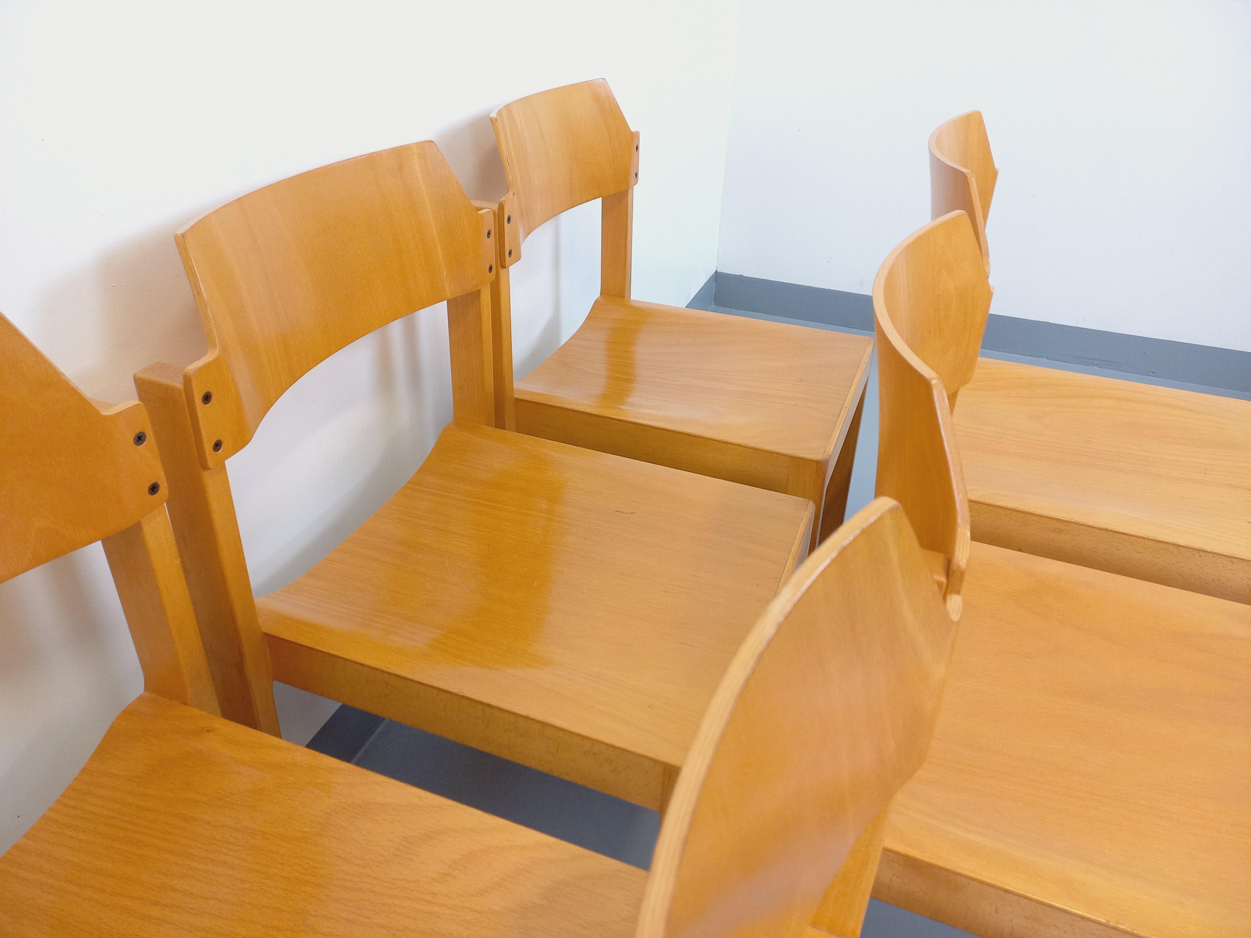 Late 20th Century Suite de 6 chaises minimalistes empilables vintage Schlapp Mobel en hêtre