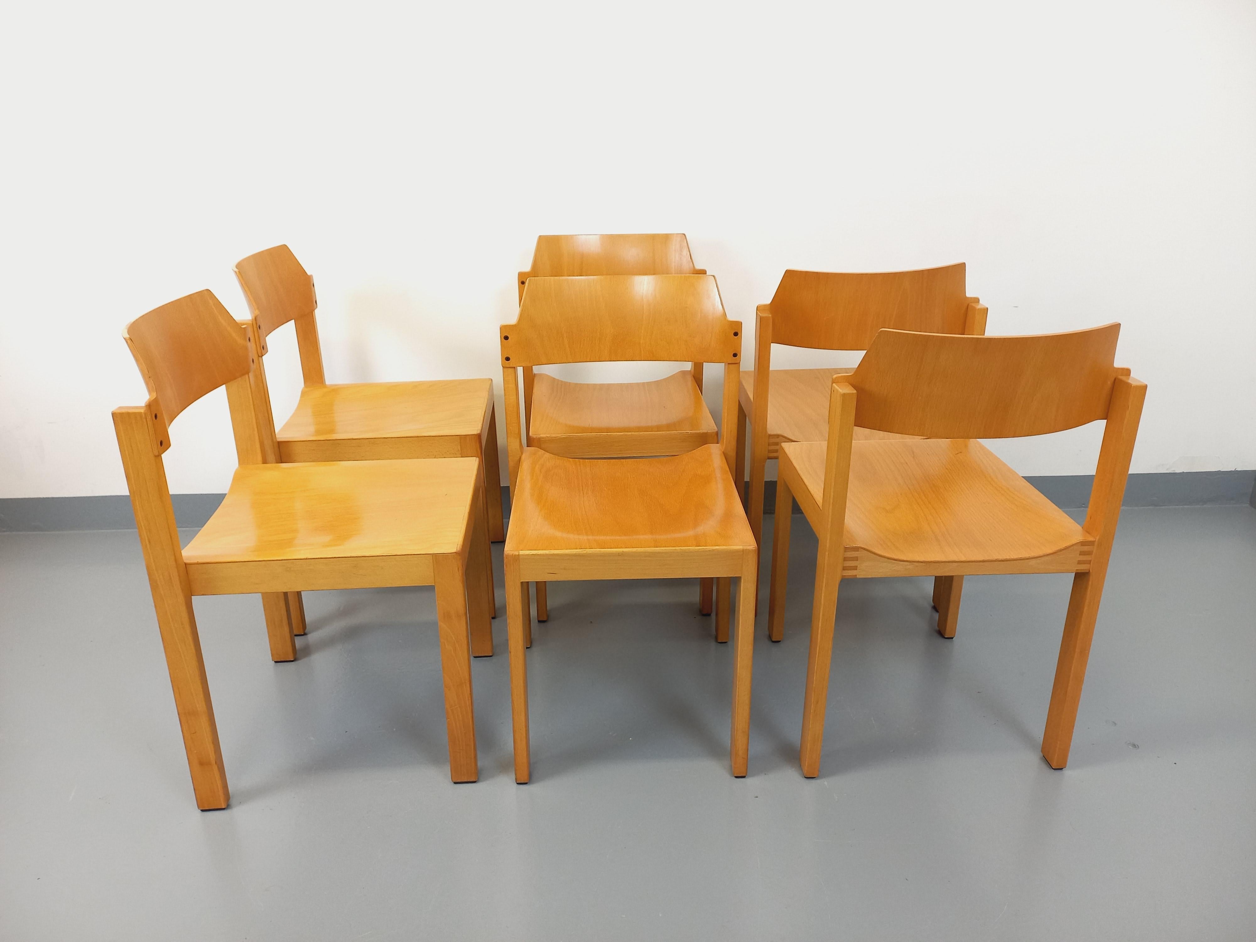 Suite de 6 chaises minimalistes empilables vintage Schlapp Mobel en hêtre 1
