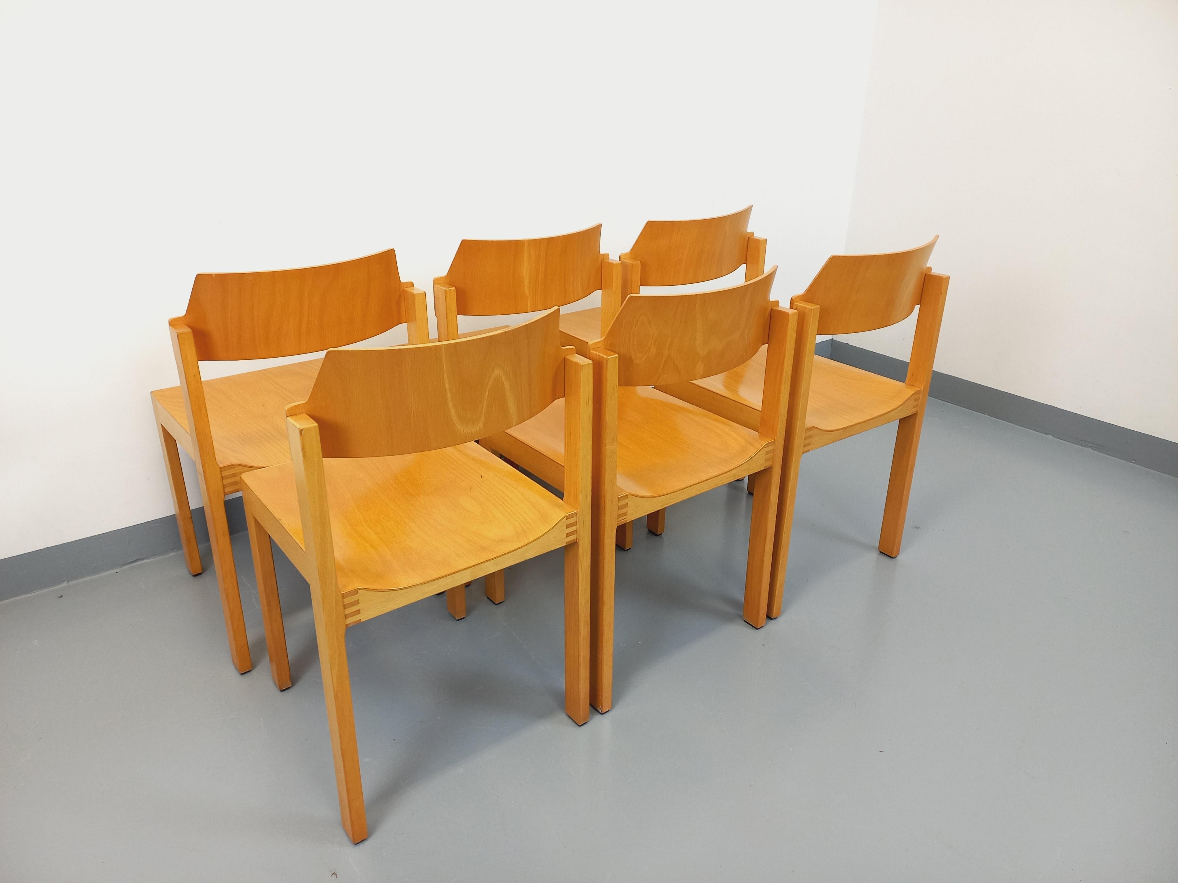 Suite de 6 chaises minimalistes empilables vintage Schlapp Mobel en hêtre 2