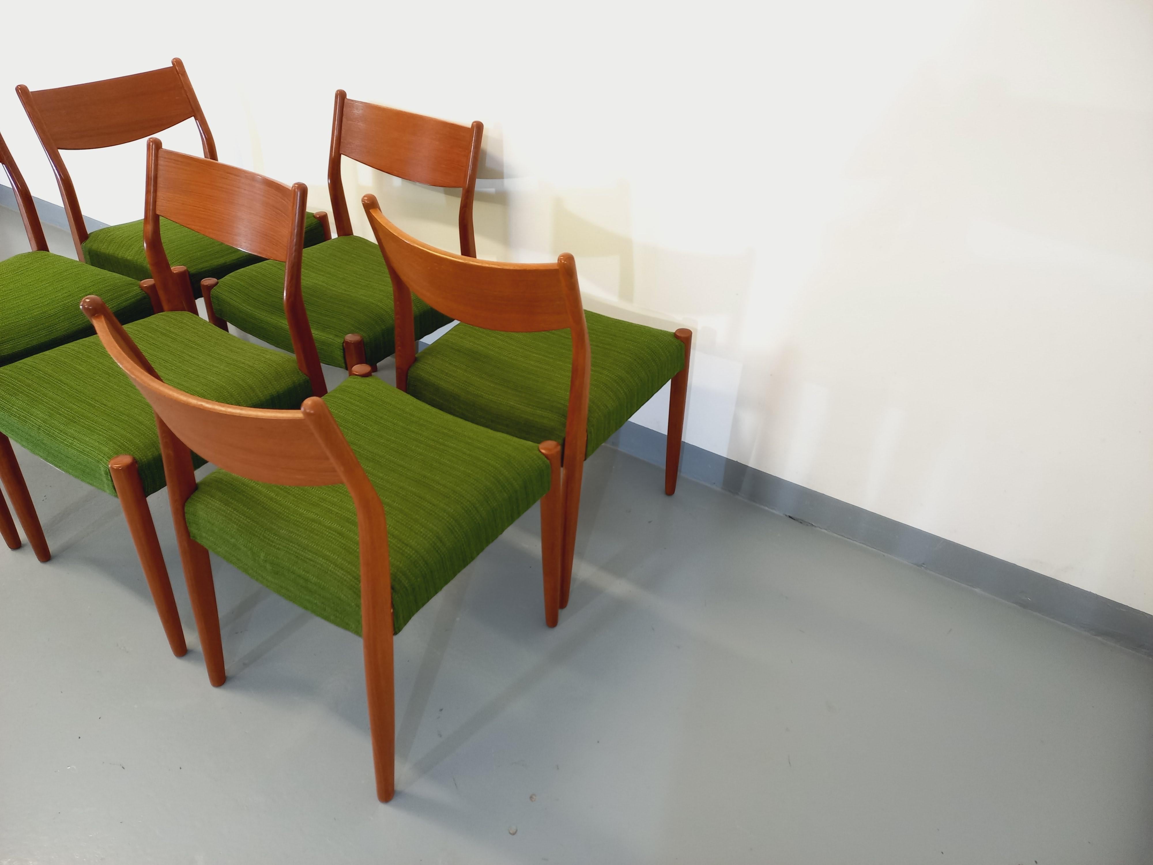 6 chaises scandinaves vintage des années 50 60, beau design attribué au designer néerlandais Cees Braakman, en teck, assises en tissu lainé vert, très bon état général, assise ferme et confortable. 
Ref 230 527
Hauteur : 79 cm
Largeur : 48