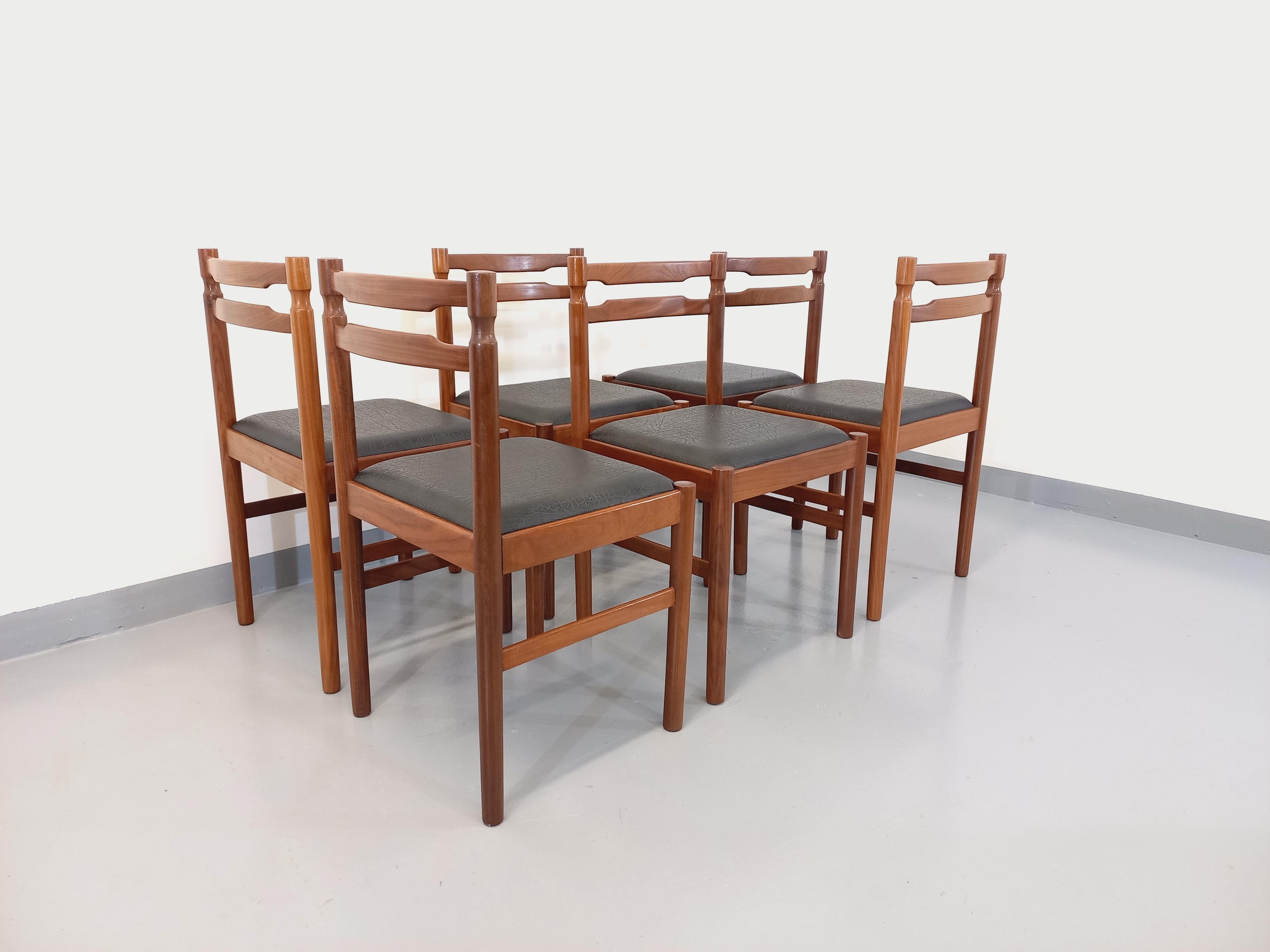 6 Liegestühle im skandinavischen Stil der 60er Jahre, aus Teakholz, schöne Arbeit an den Dossiers, Assisen aus schwarzem Skai, sehr guter Gesamtzustand. 
Ref 230 512
Höhe : 80,5 cm
Größe : 46 cm
Profil : 43 cm
Arschbackenhöhe : 47 cm
