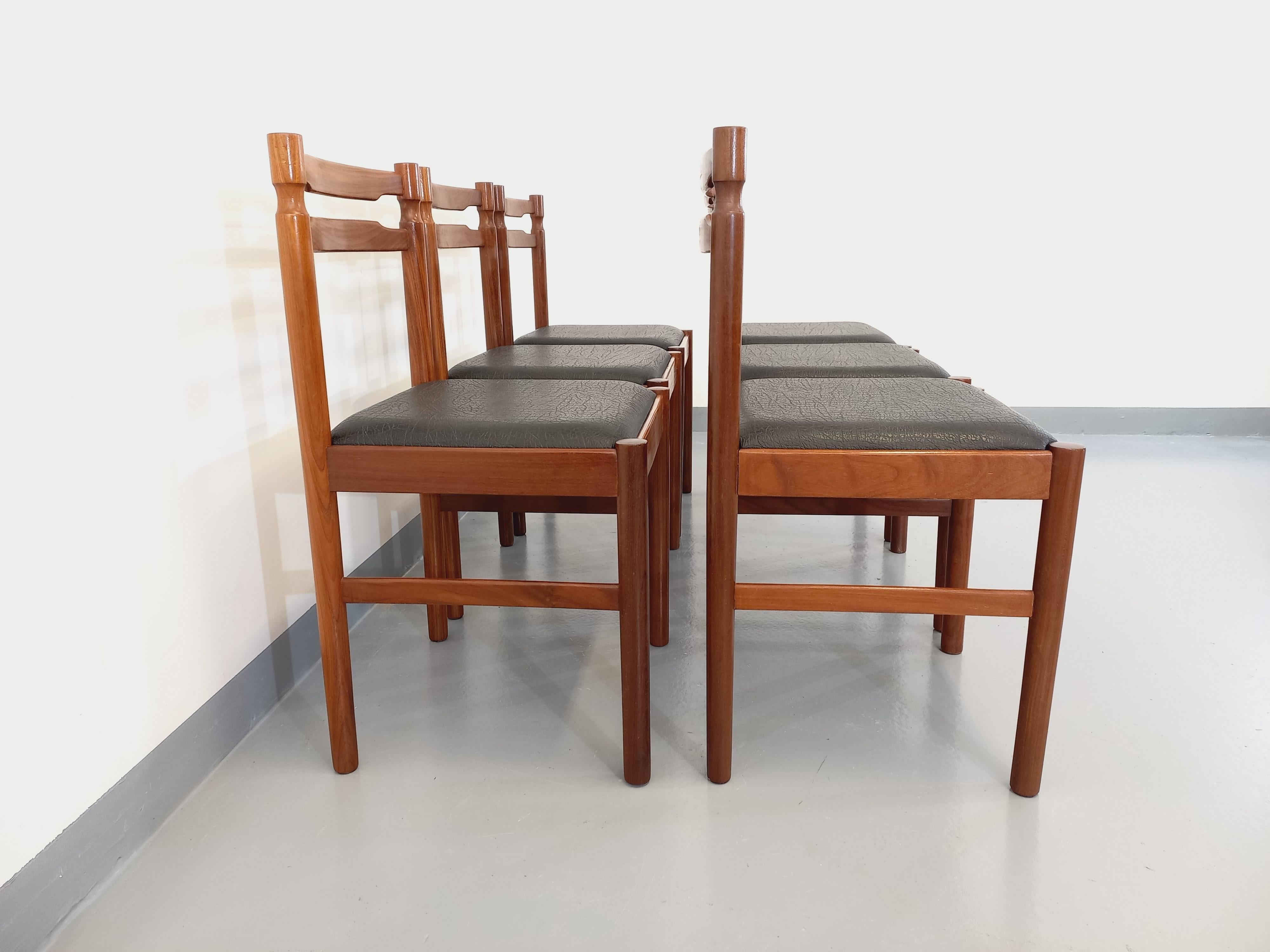 Suite mit 6 skandinavischen Sesseln aus Teck und Skai aus den 60er Jahren (Französisch) im Angebot