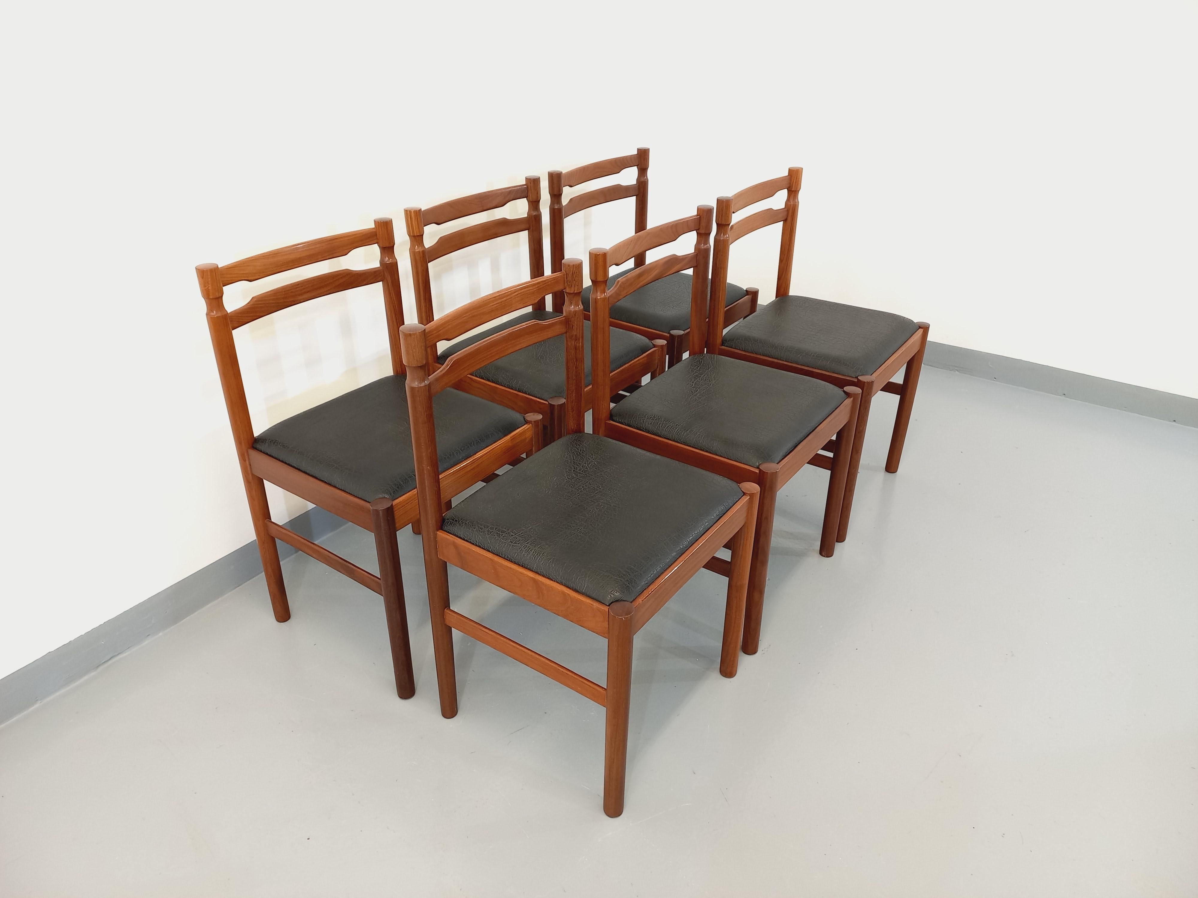Suite mit 6 skandinavischen Sesseln aus Teck und Skai aus den 60er Jahren (Mitte des 20. Jahrhunderts) im Angebot
