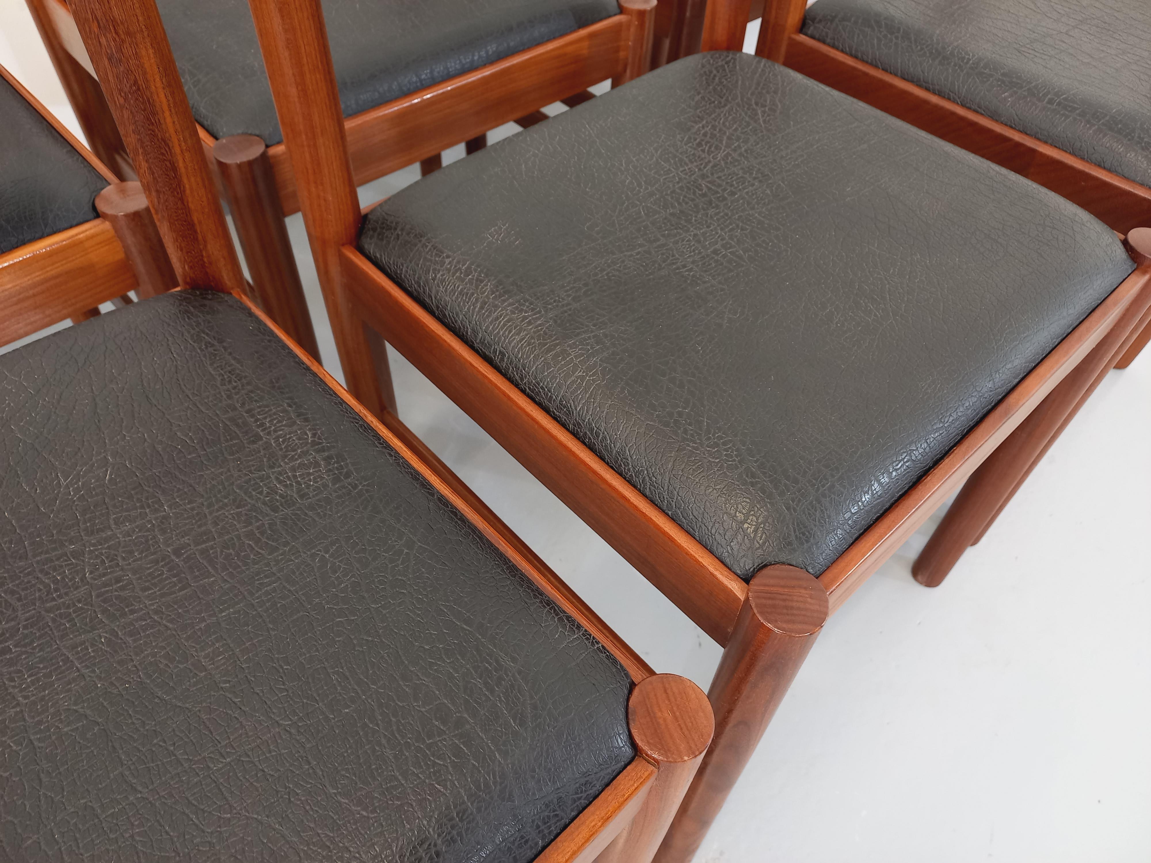 Suite mit 6 skandinavischen Sesseln aus Teck und Skai aus den 60er Jahren (Teakholz) im Angebot