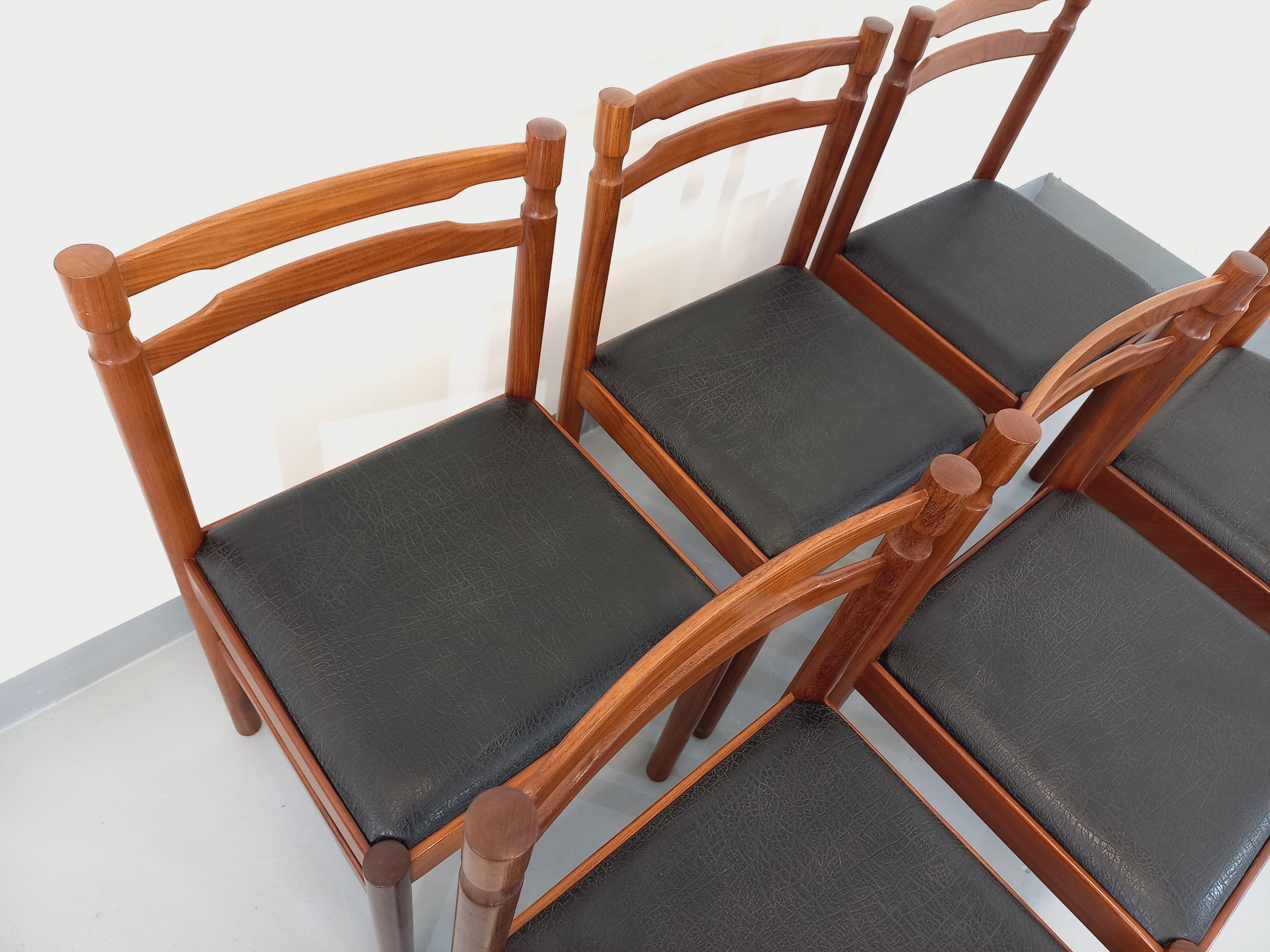 Suite mit 6 skandinavischen Sesseln aus Teck und Skai aus den 60er Jahren im Angebot 1