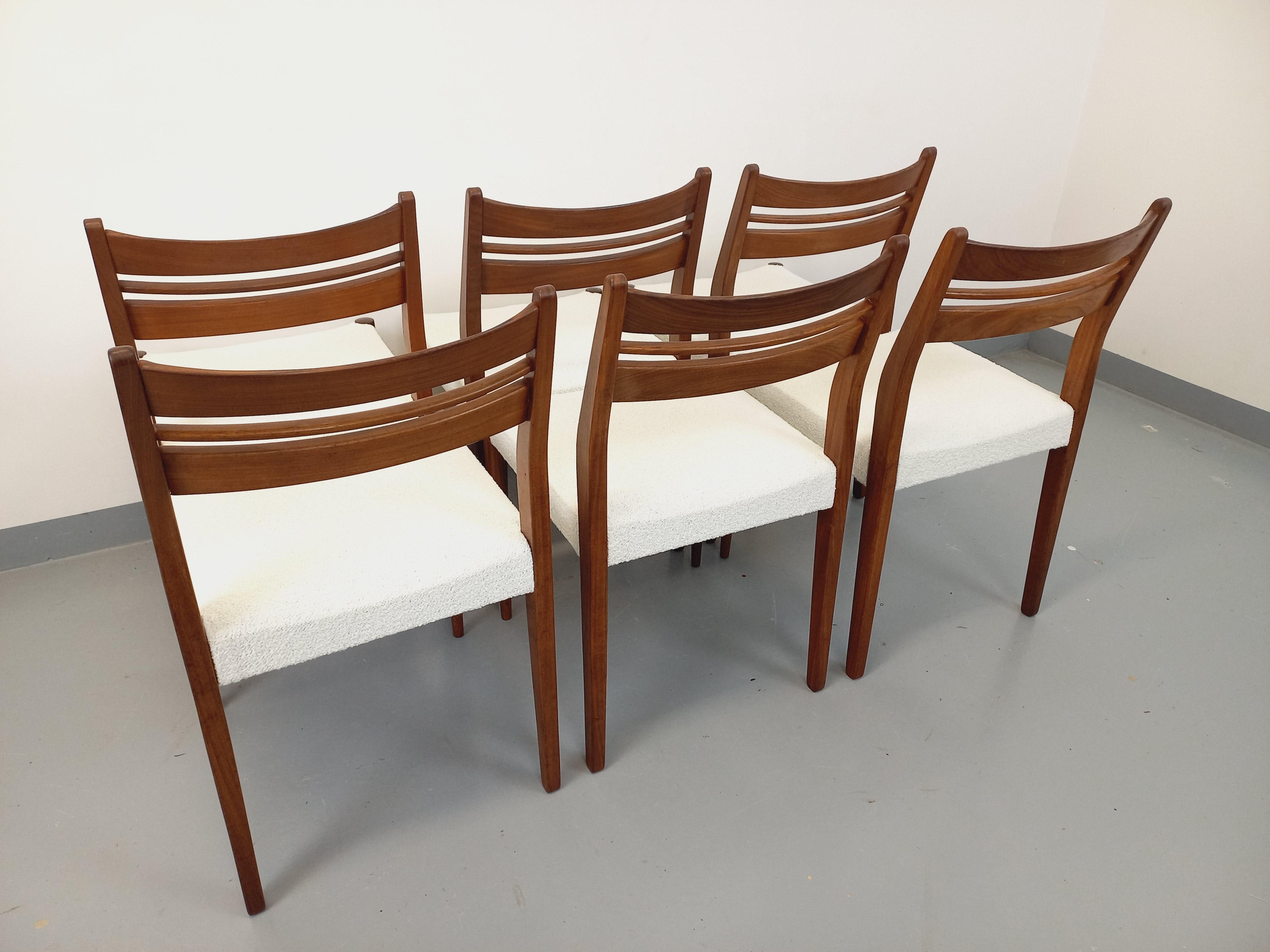 Suite von 6 skandinavischen Liegestühlen im Vintage-Stil aus Teck und Bouclette-Gewebe aus den 60er Jahren im Angebot 3