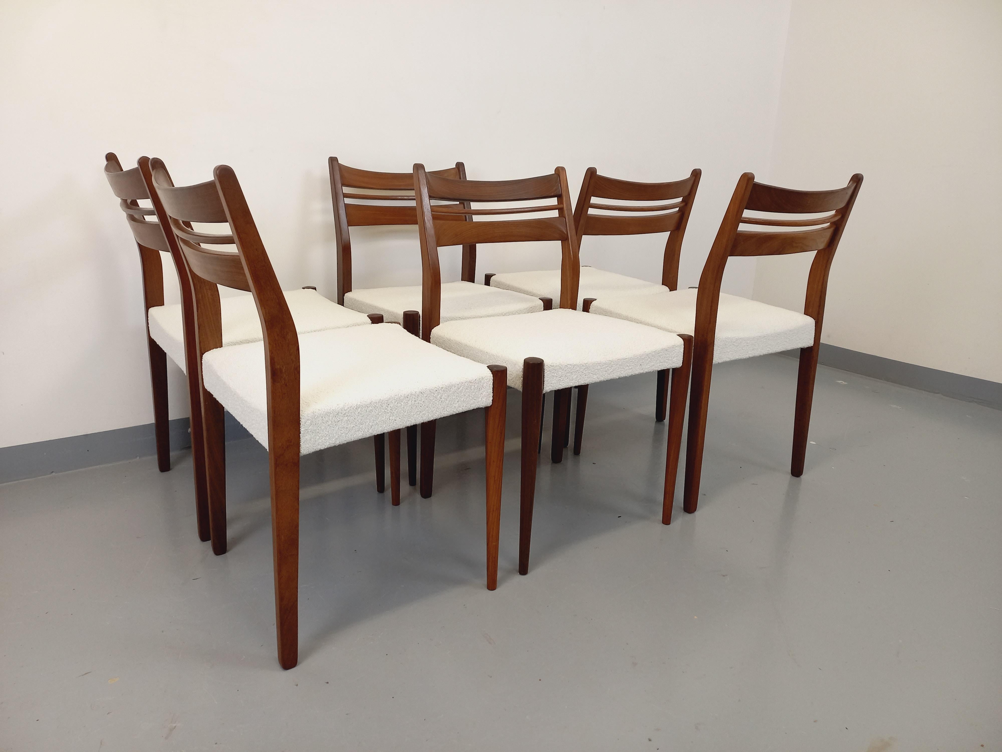 Suite von 6 skandinavischen Liegestühlen im Vintage-Stil aus Teck und Bouclette-Gewebe aus den 60er Jahren im Angebot 6