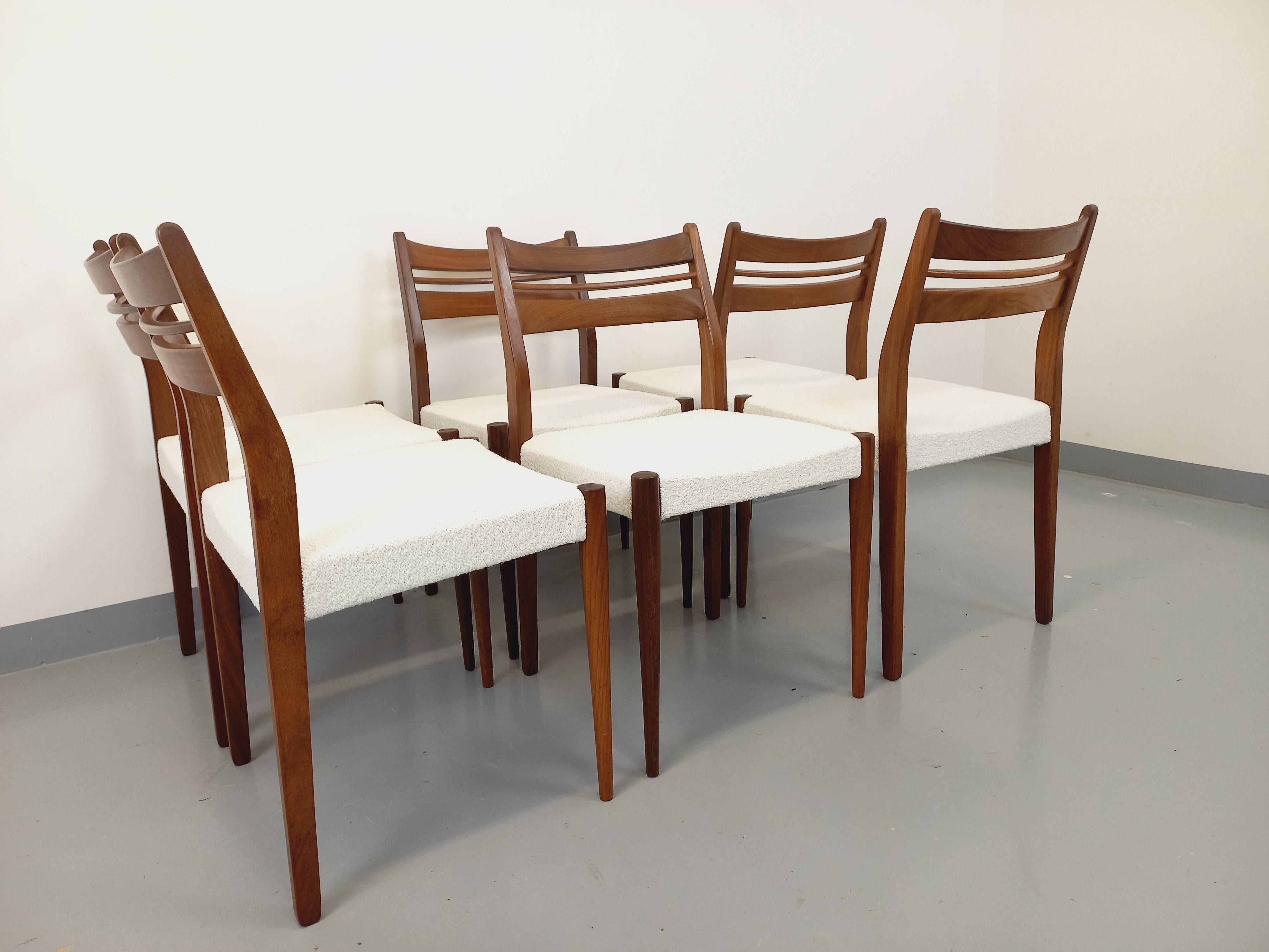 Suite von 6 skandinavischen Liegestühlen im Vintage-Stil aus Teck und Bouclette-Gewebe aus den 60er Jahren im Angebot 7
