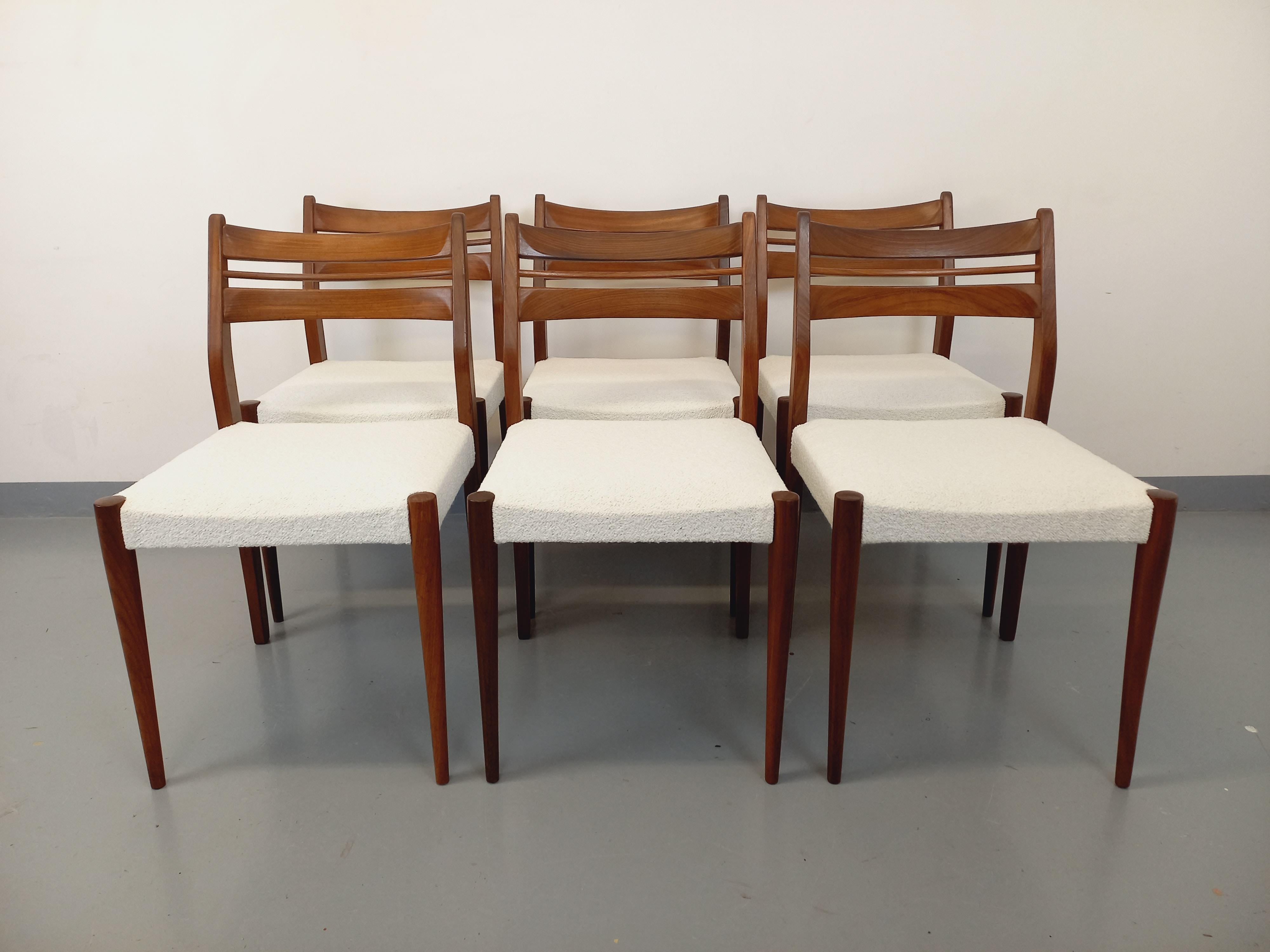 6 Chaises scandinaves vintage des années 60, en teck, assises rénovées en très joli tissu bouclette blanc, très bon état général avec des signes du temps qui passe sur le bois.
Ref 231 204
Größe : 82 cm
Größe : 45 cm
Profil : 47 cm
Arschbackenhöhe :