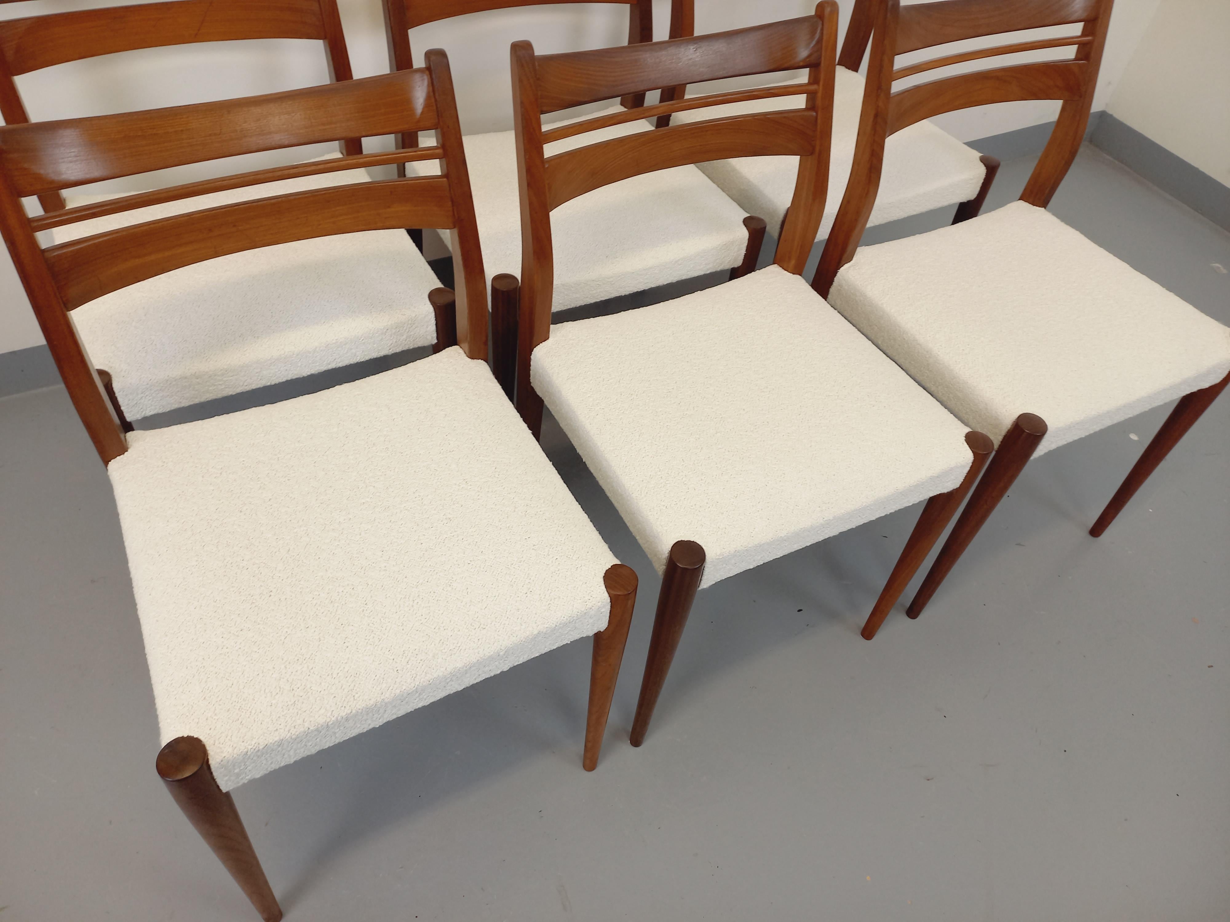 Suite von 6 skandinavischen Liegestühlen im Vintage-Stil aus Teck und Bouclette-Gewebe aus den 60er Jahren (Skandinavische Moderne) im Angebot