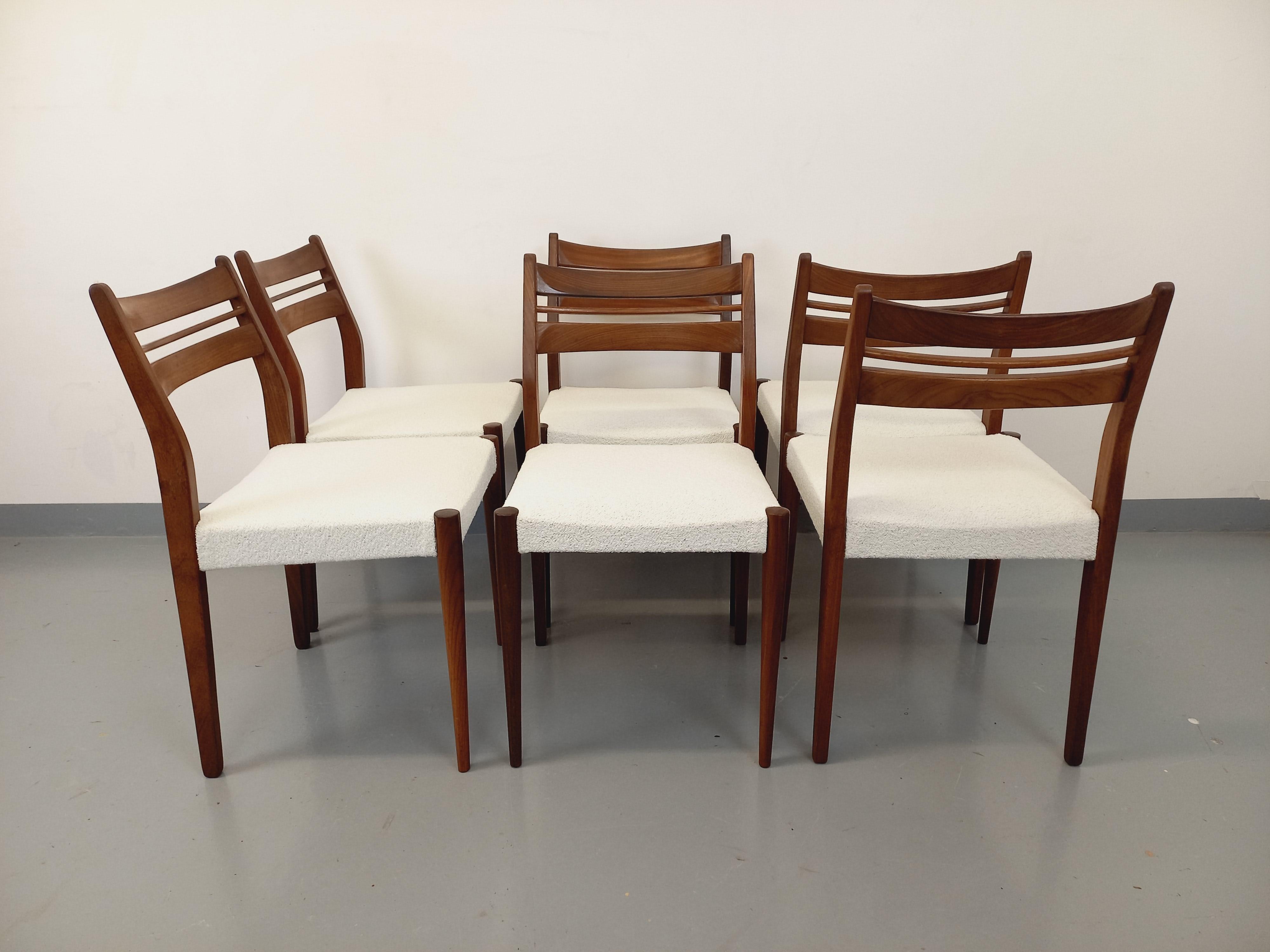 Suite von 6 skandinavischen Liegestühlen im Vintage-Stil aus Teck und Bouclette-Gewebe aus den 60er Jahren im Angebot 1