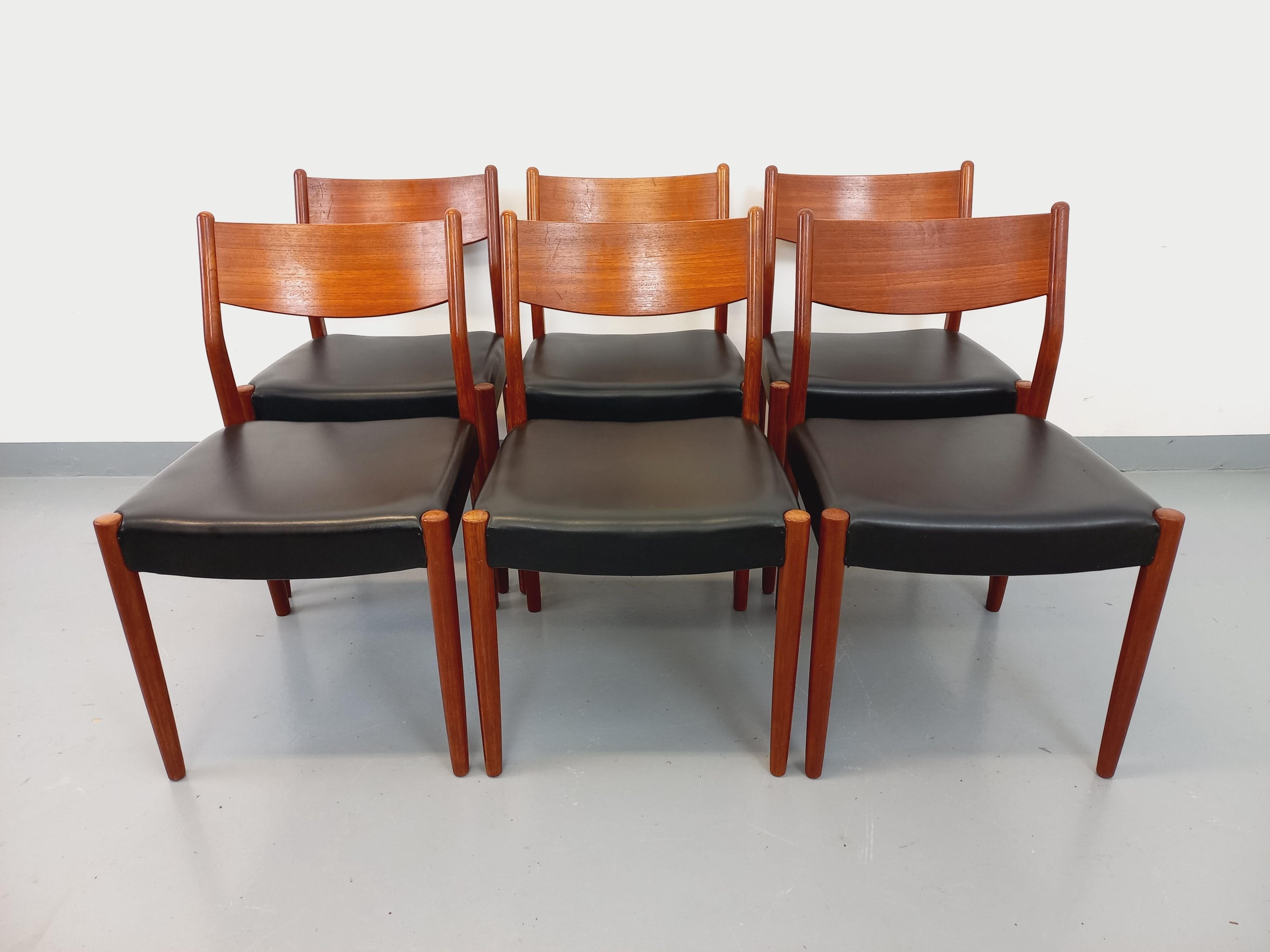 6 chaises scandinaves vintage des années 60, beau design attribué au designer néerlandais Fristho Franeker, en teck, assises en skai noir, très bon état général avec quelques signes du temps qui passe sur les dossiers et les pieds, assise ferme et