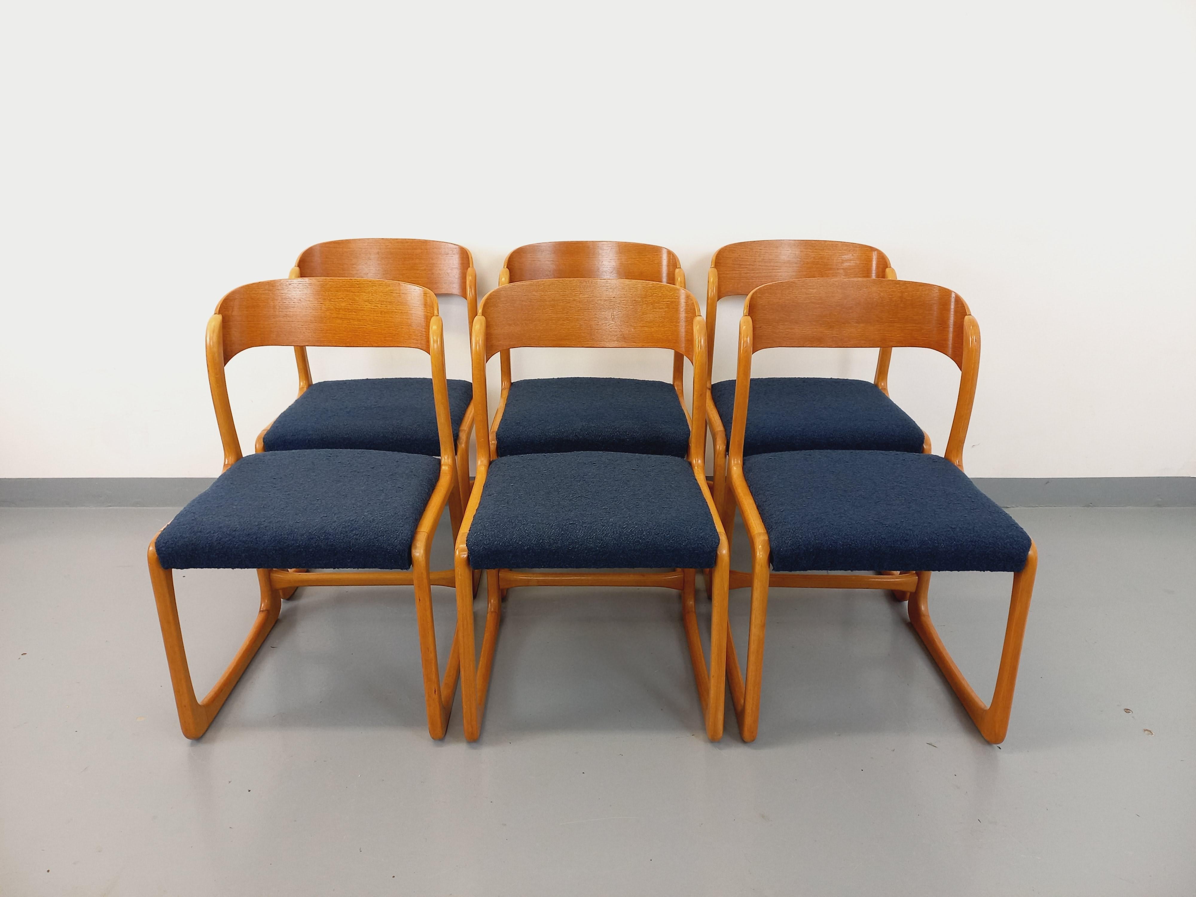 Suite de 6 chaises traîneau vintage de marque Baumann en bois et tissu bouclette 3