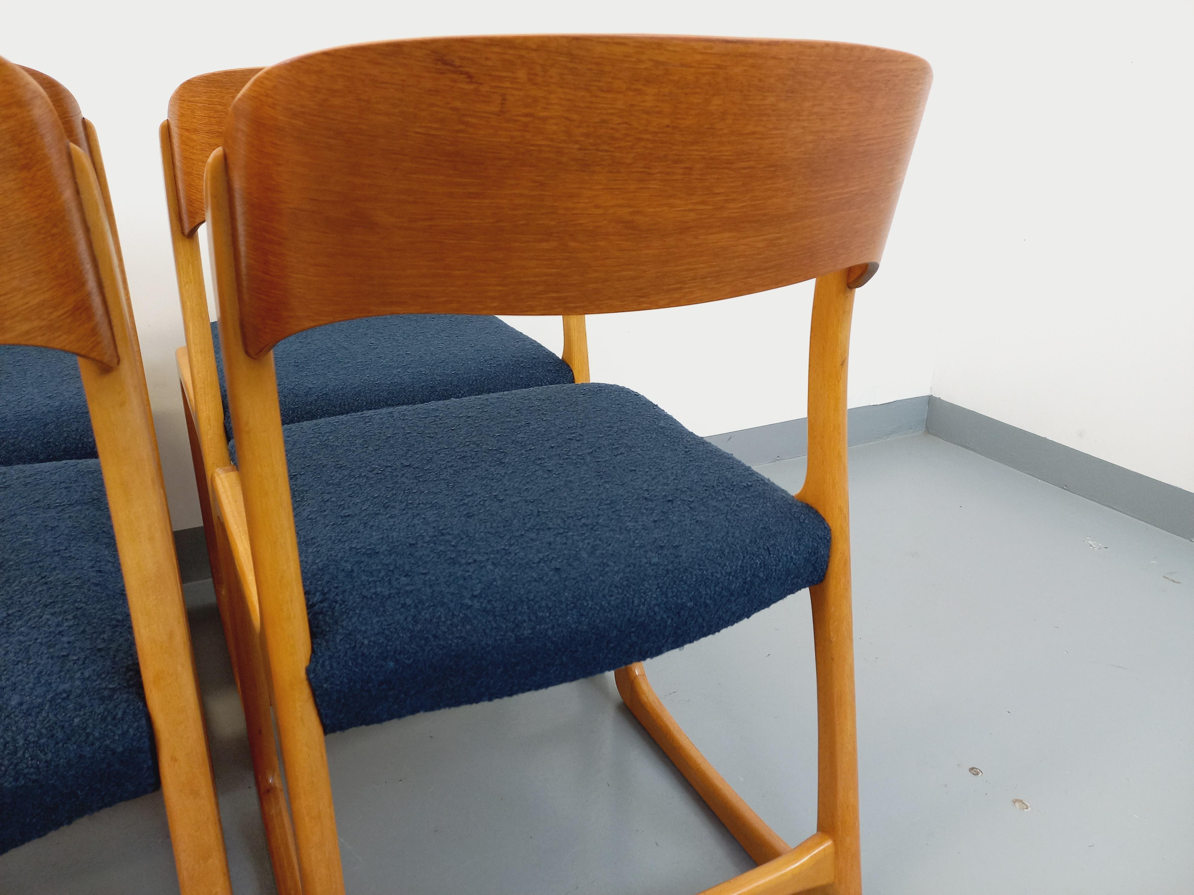 Suite de 6 chaises traîneau vintage de marque Baumann en bois et tissu bouclette 4