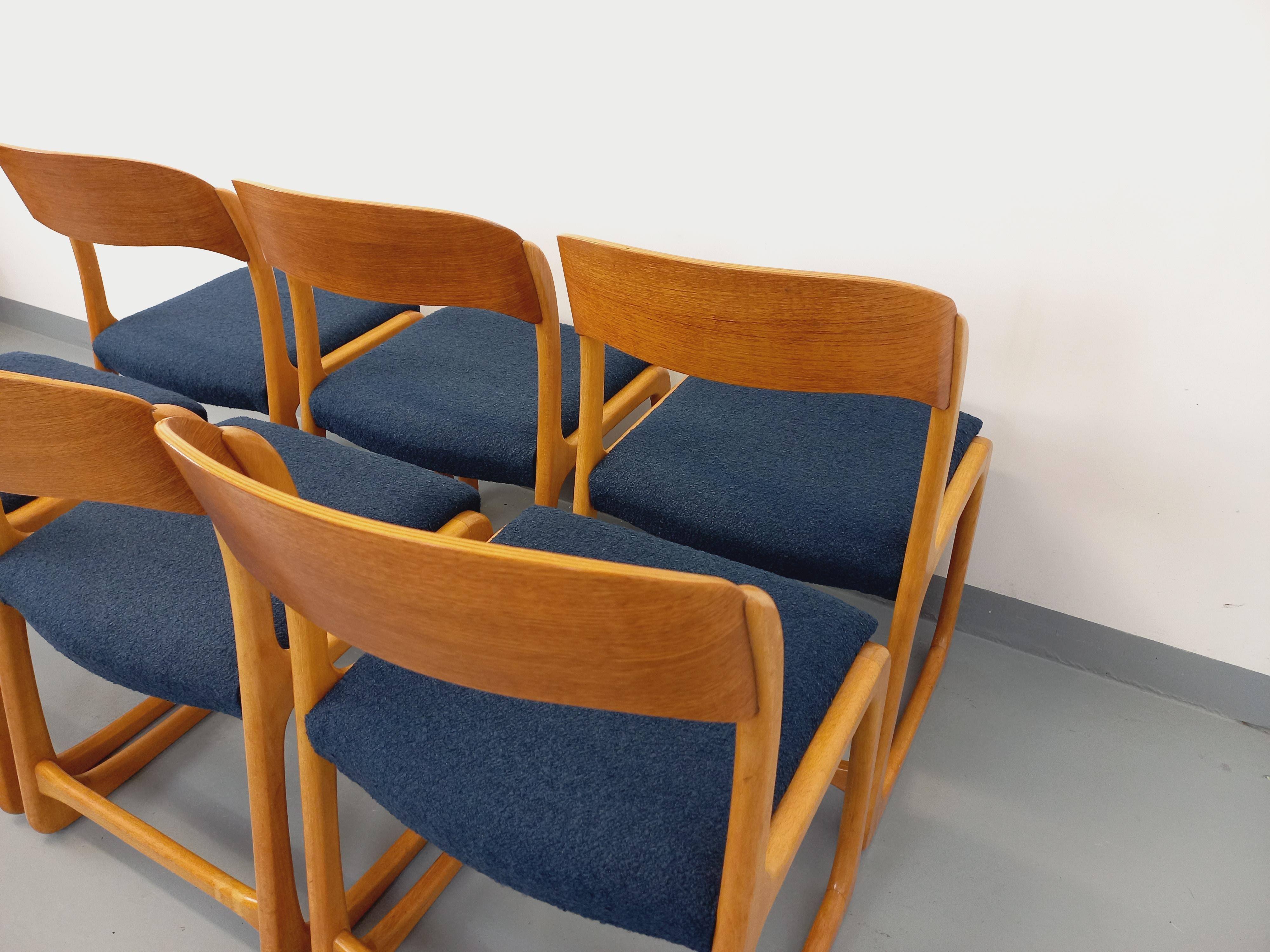 Suite de 6 chaises traîneau vintage de marque Baumann en bois et tissu bouclette 5