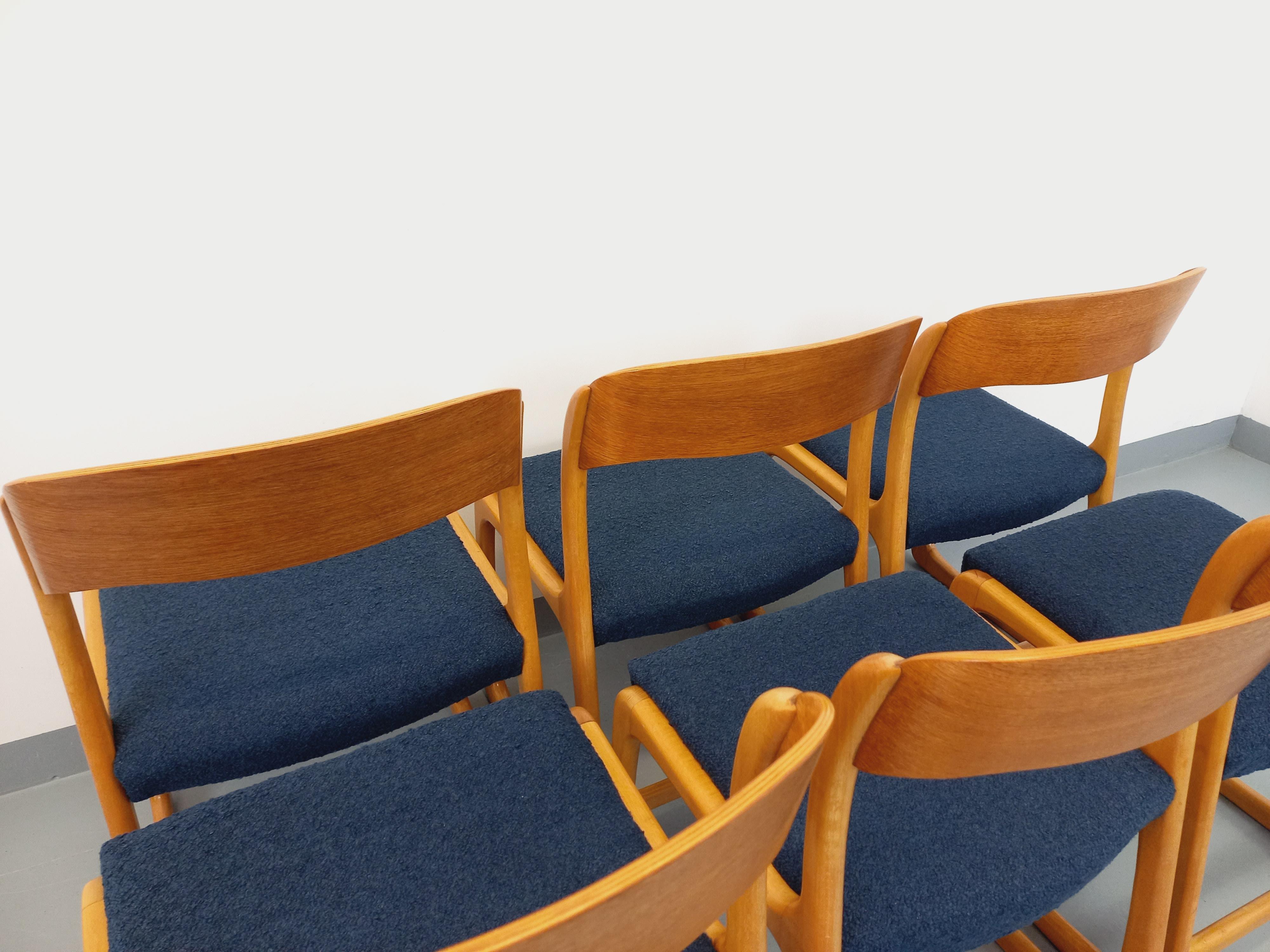 Suite de 6 chaises traîneau vintage de marque Baumann en bois et tissu bouclette 6