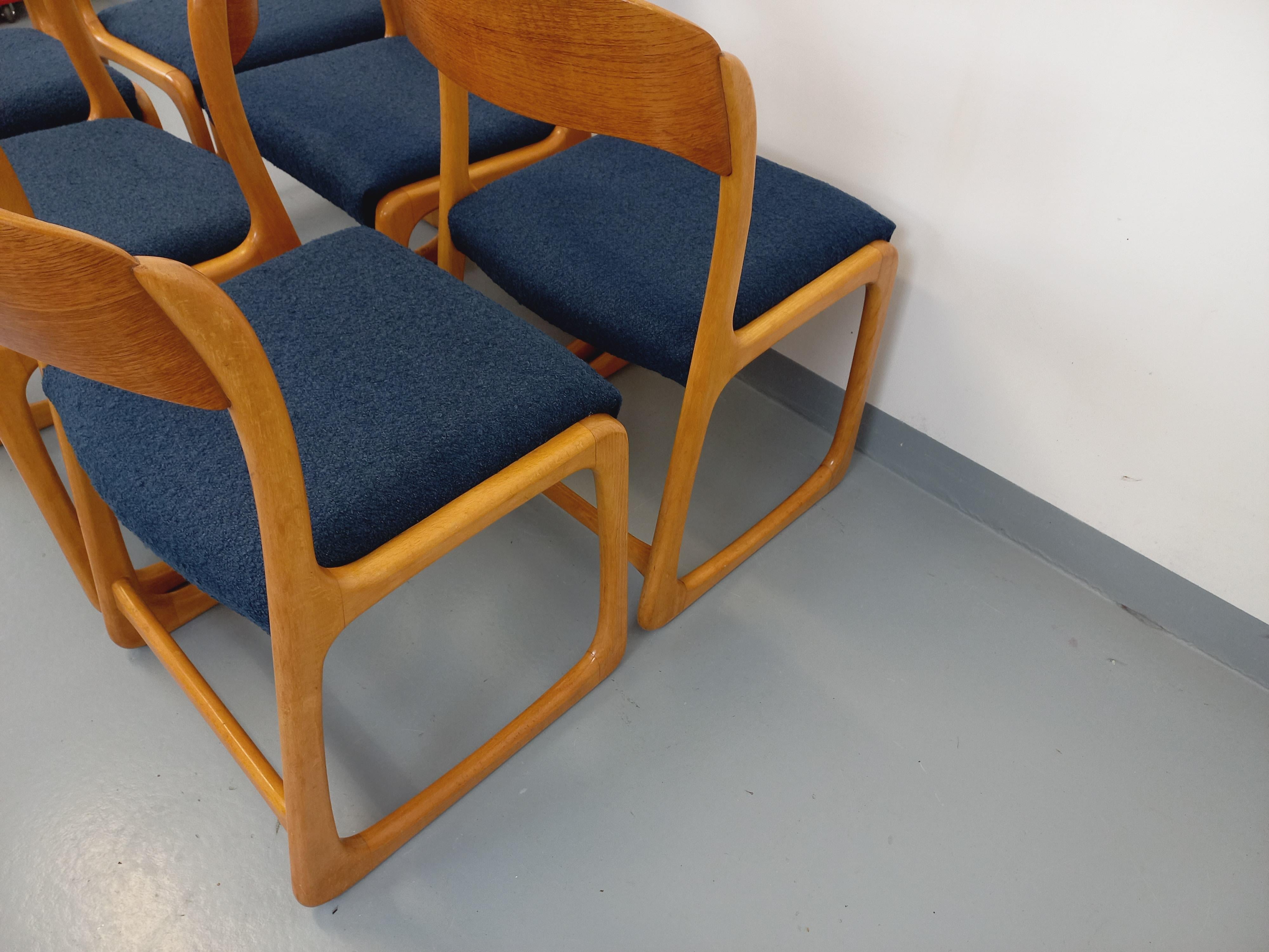 Suite de 6 chaises traîneau vintage de marque Baumann en bois et tissu bouclette 8