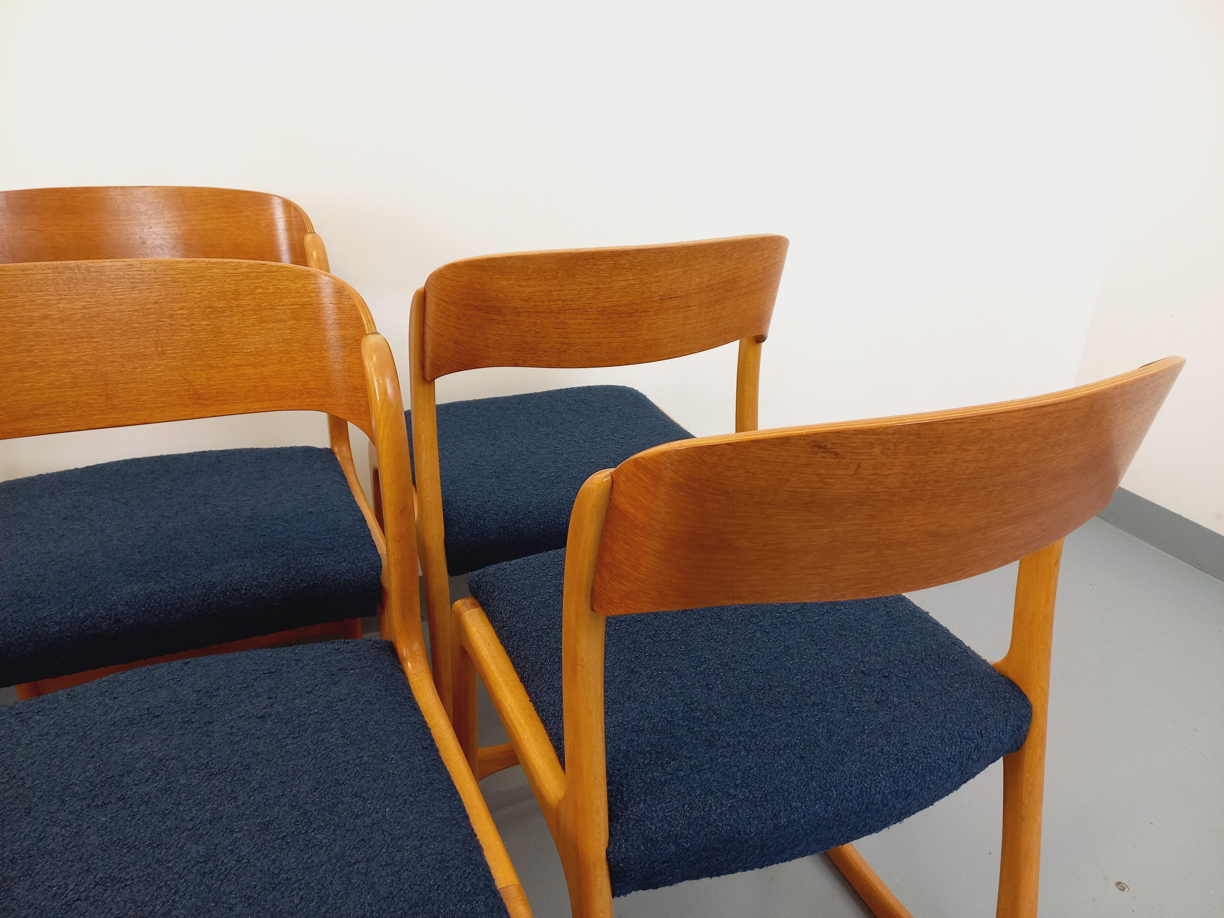 Suite de 6 chaises traîneau vintage de marque Baumann en bois et tissu bouclette 9