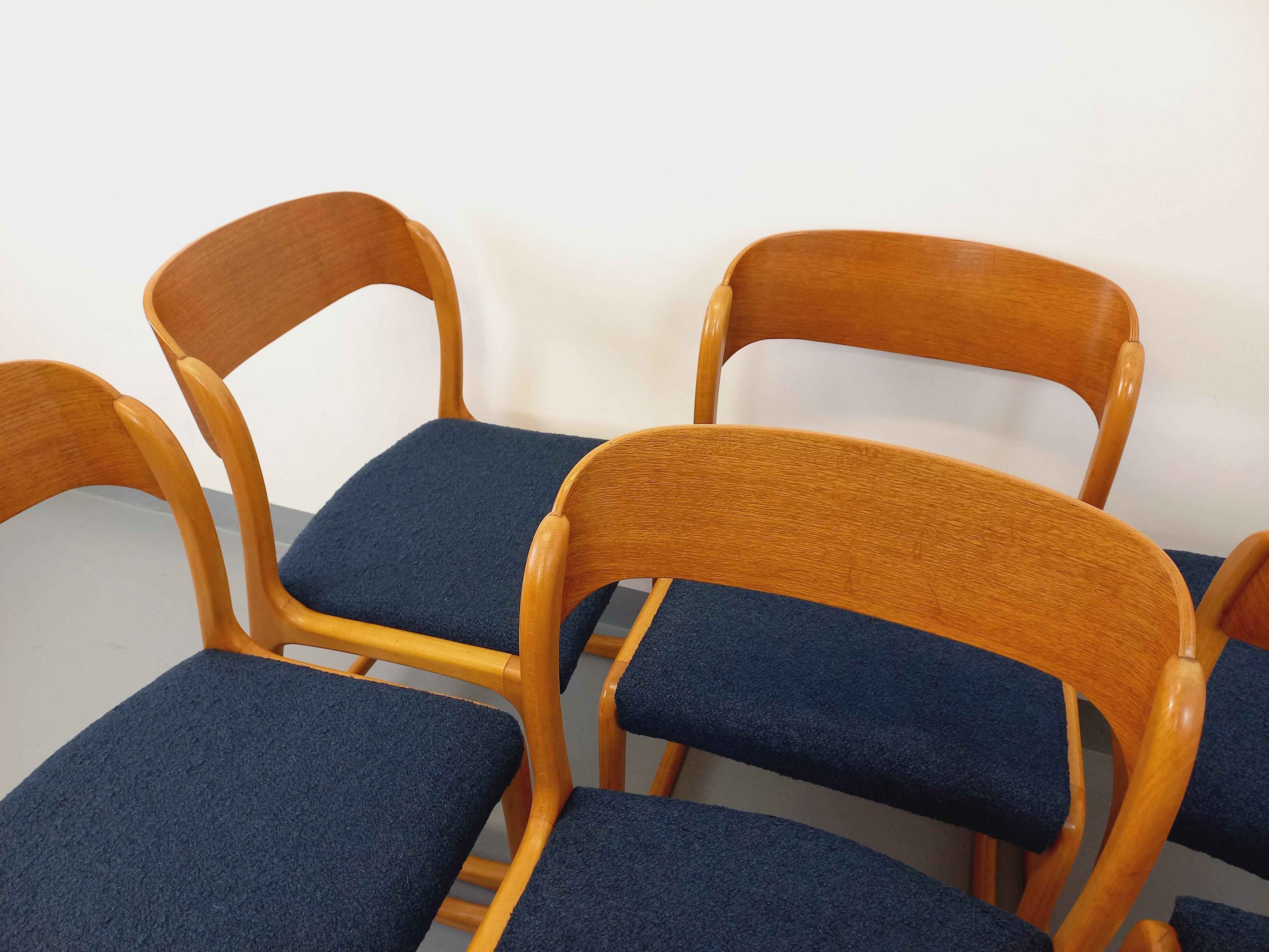 Suite de 6 chaises traîneau vintage de marque Baumann en bois et tissu bouclette 10