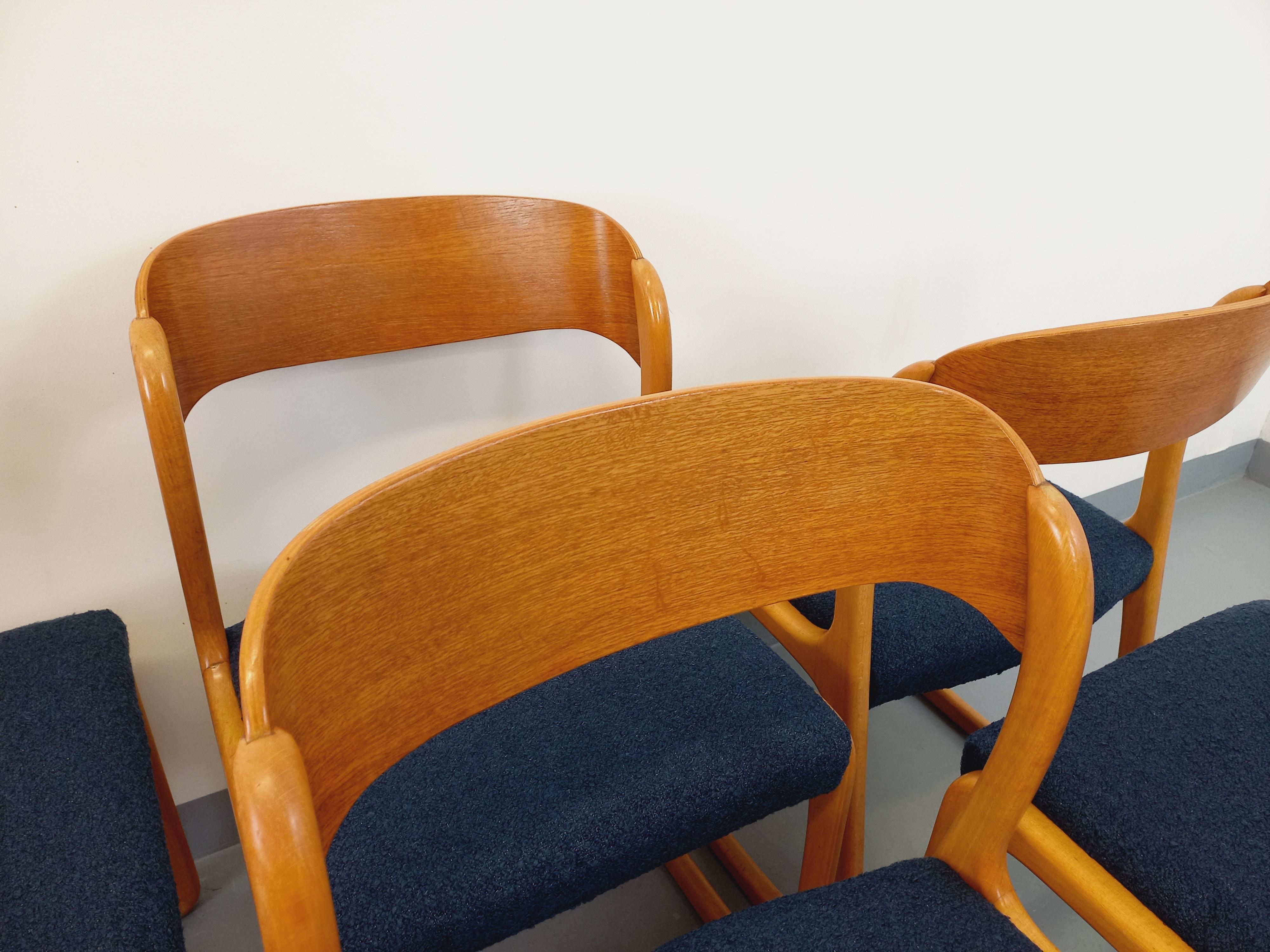Suite de 6 chaises traîneau vintage de marque Baumann en bois et tissu bouclette 11